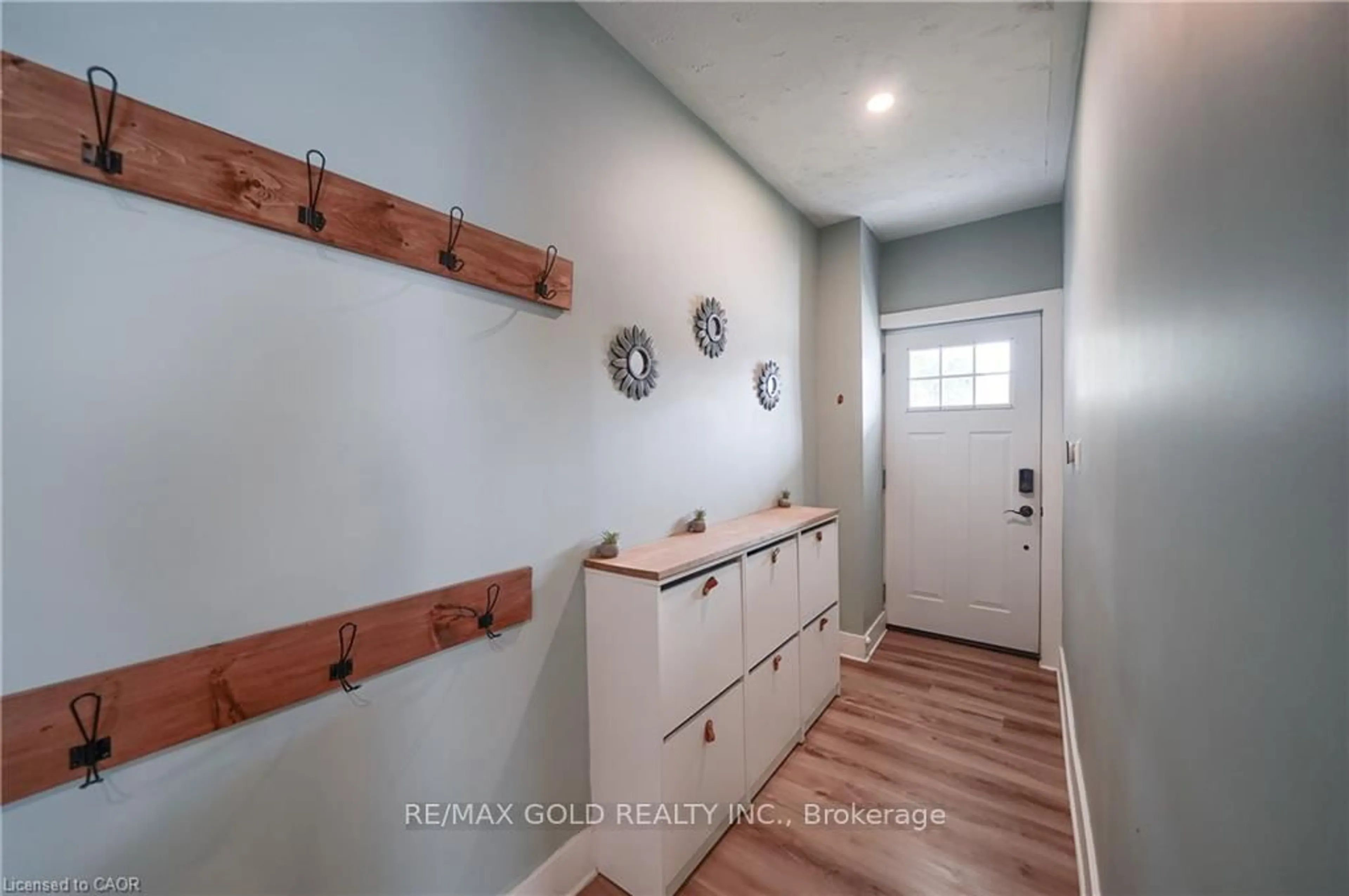 Indoor entryway for 36 Kerr St, Cambridge Ontario N1R 4A3