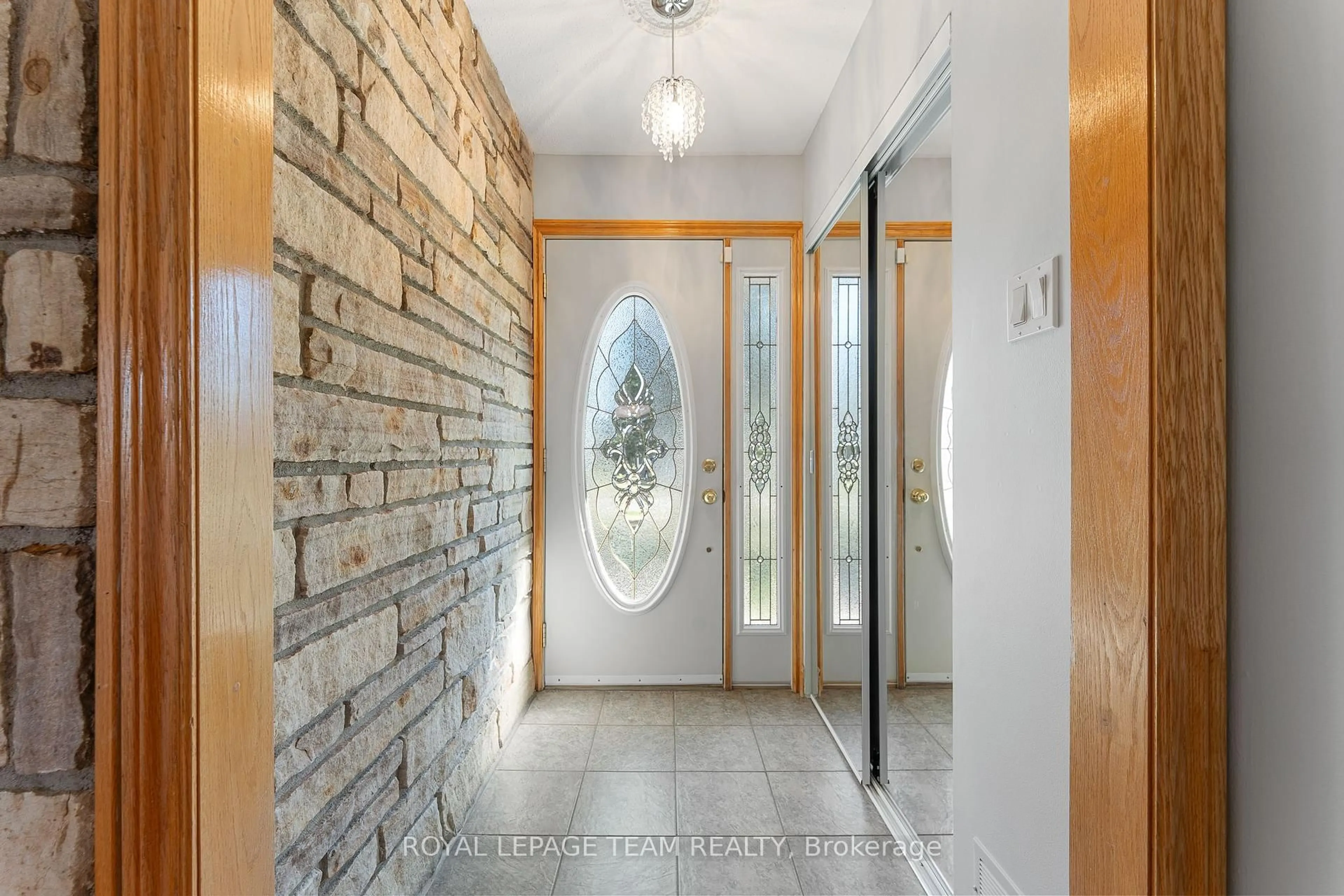 Indoor entryway for 1 Stillwater Dr, Ottawa Ontario K2H 5J9