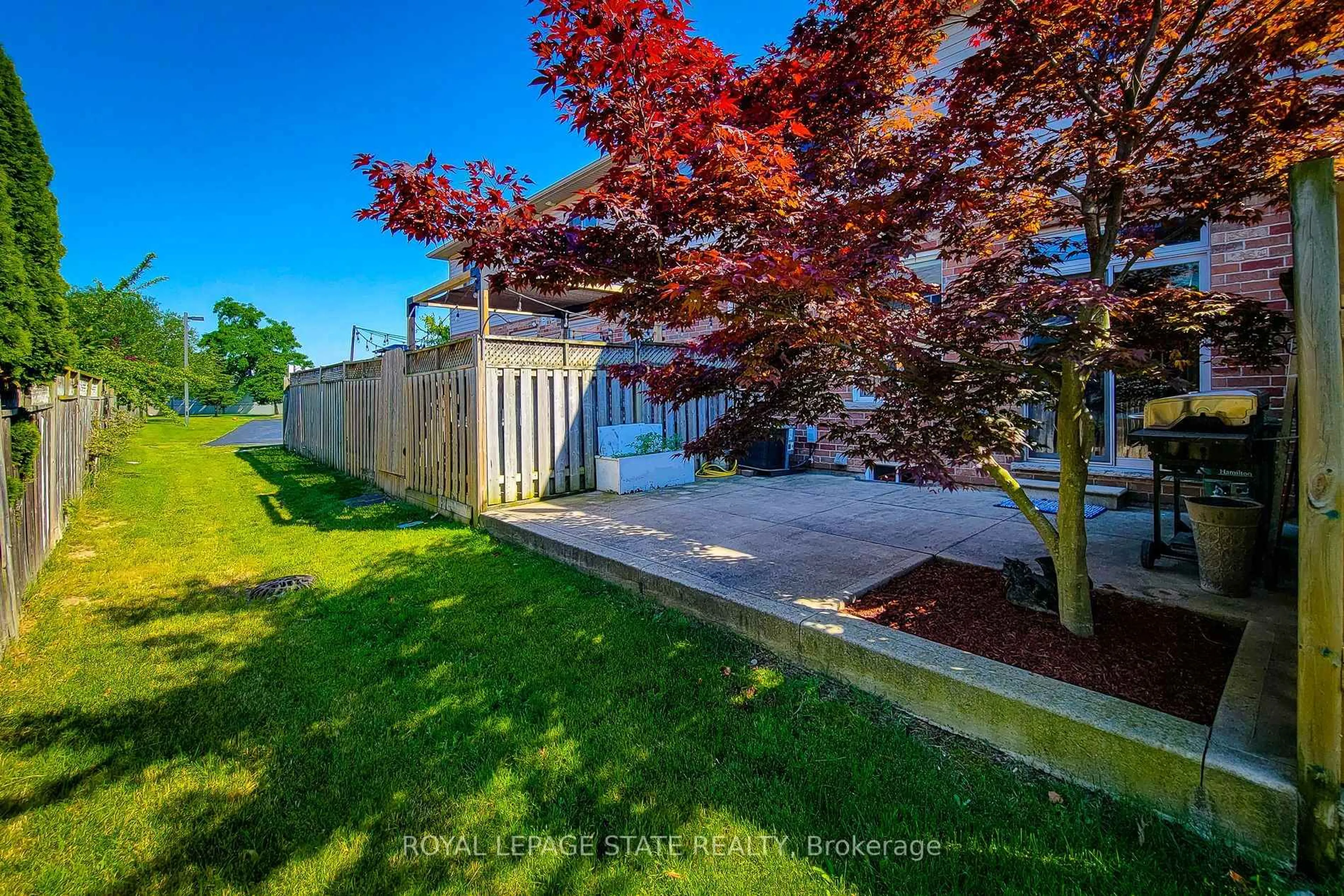 A pic from outside/outdoor area/front of a property/back of a property/a pic from drone, street for 110 Marina Point Cres, Hamilton Ontario L8E 0E4