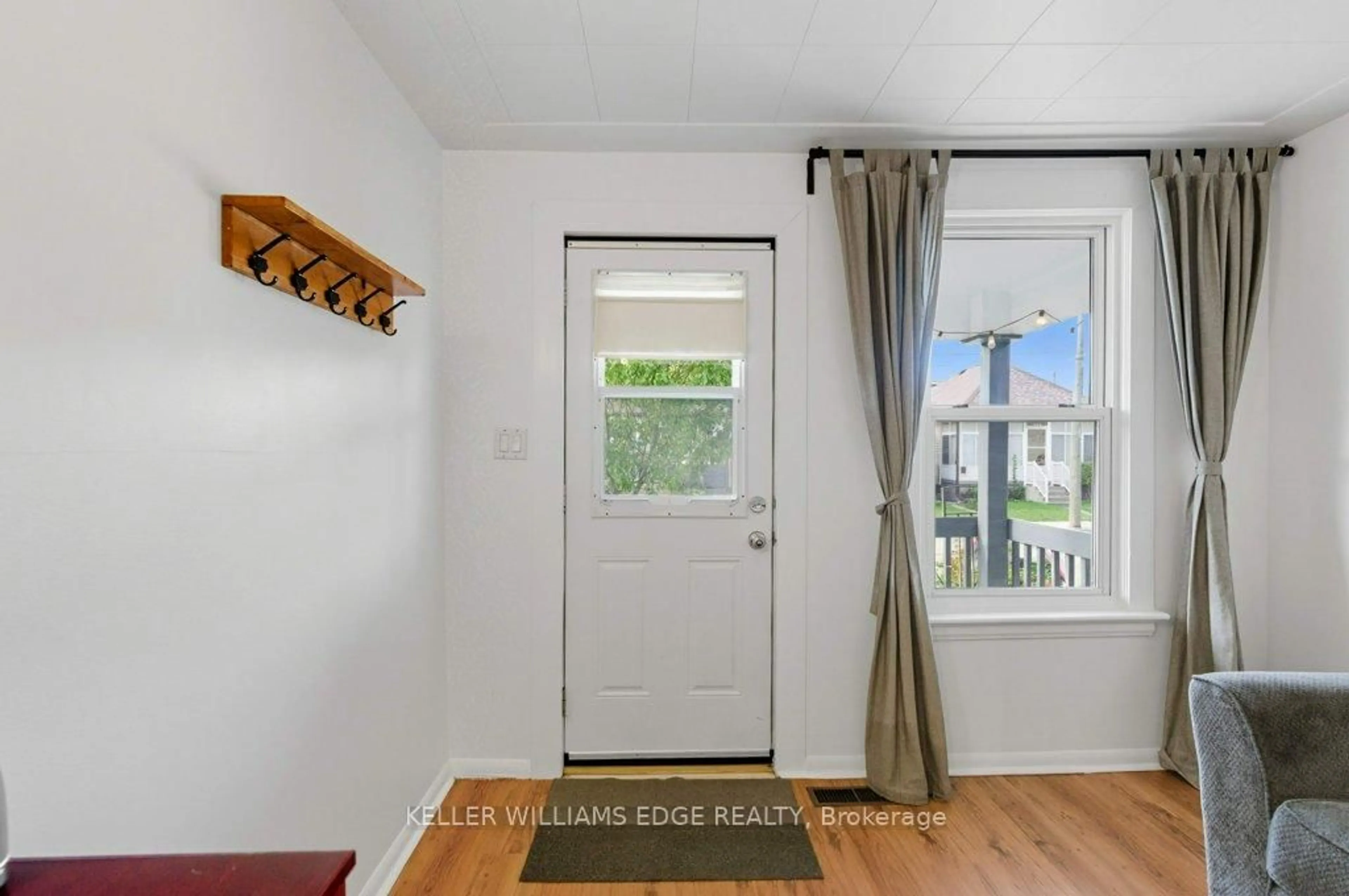Indoor entryway for 159 Hope Ave, Hamilton Ontario L8H 2E7