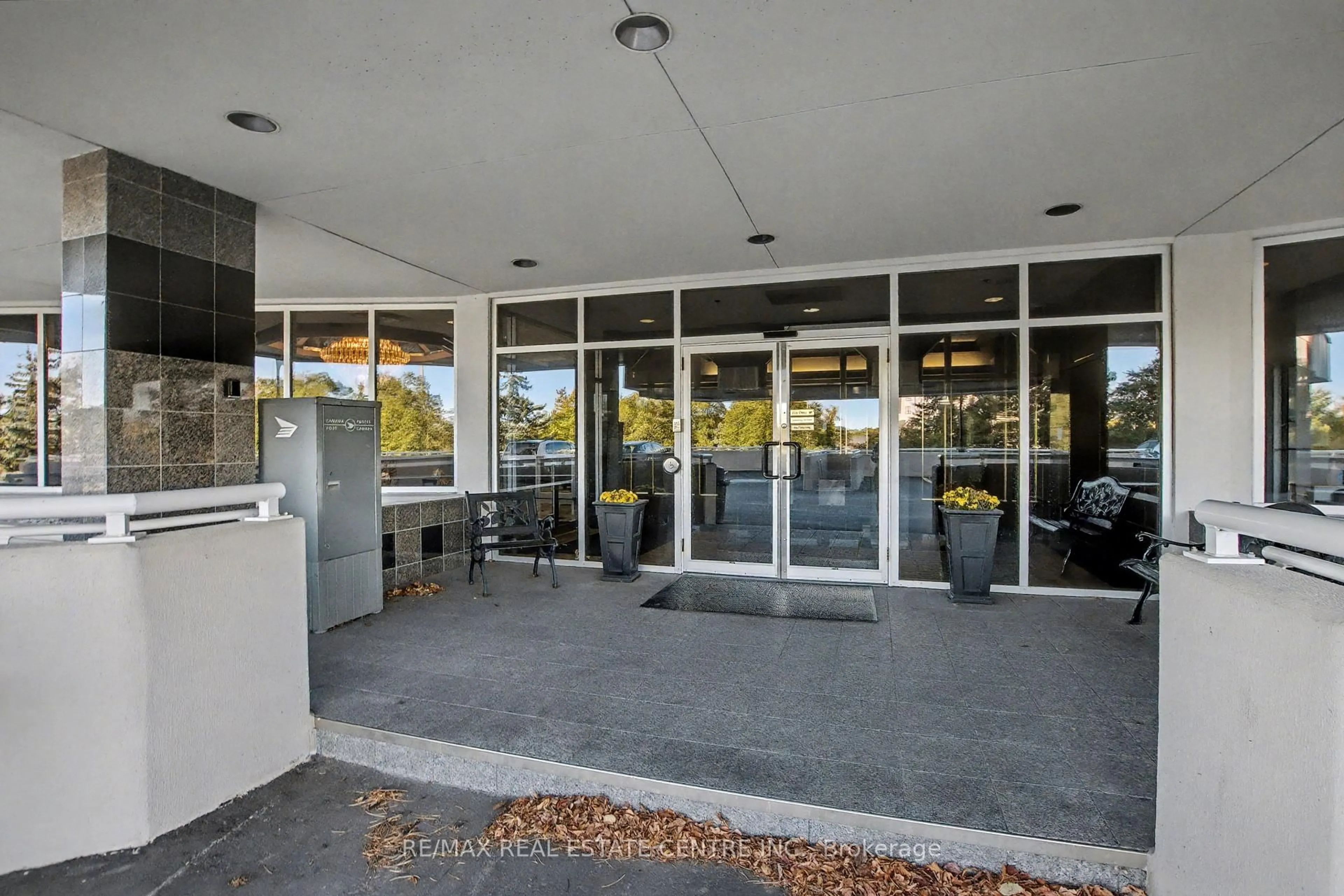 Indoor foyer for 190 Hespeler Rd #1801, Cambridge Ontario N1R 8B8