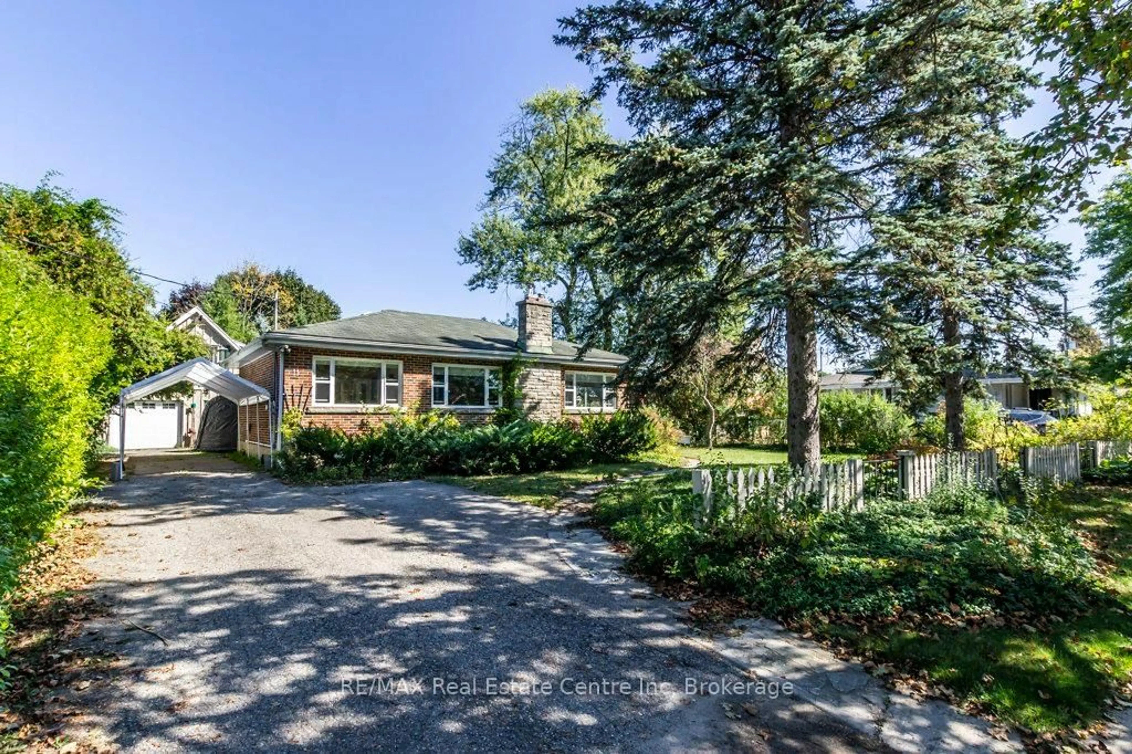 A pic from outside/outdoor area/front of a property/back of a property/a pic from drone, street for 11 Riverview Dr, Guelph Ontario N1E 3R6