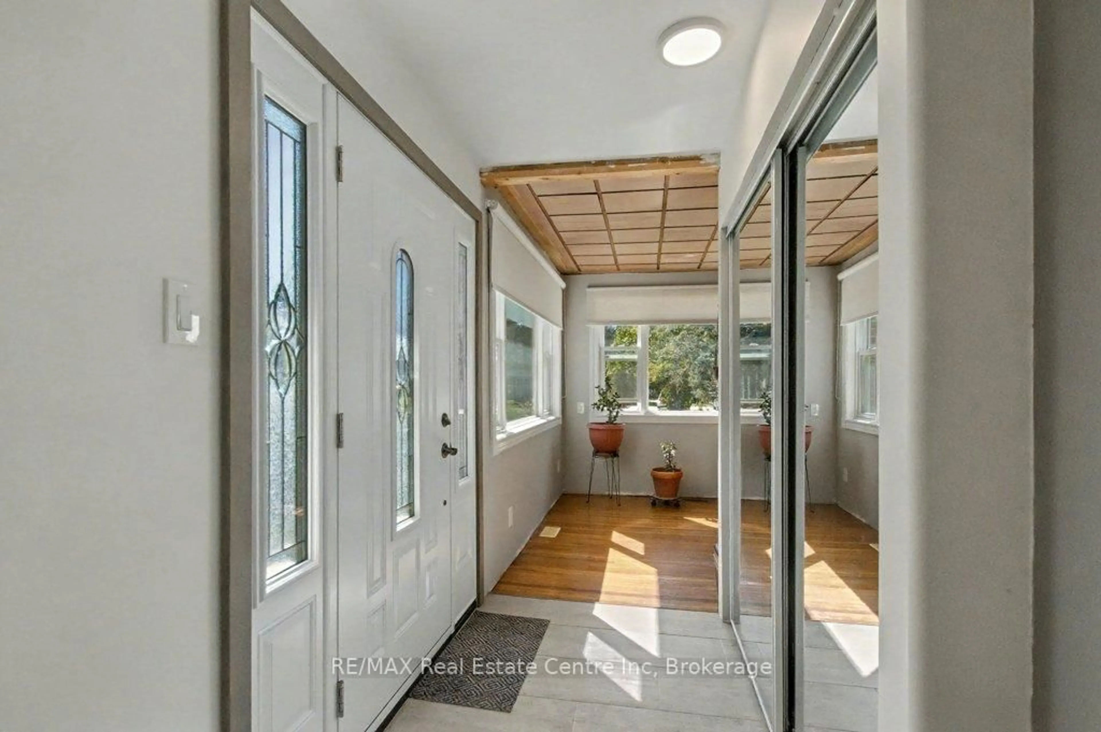 Indoor entryway for 11 Riverview Dr, Guelph Ontario N1E 3R6