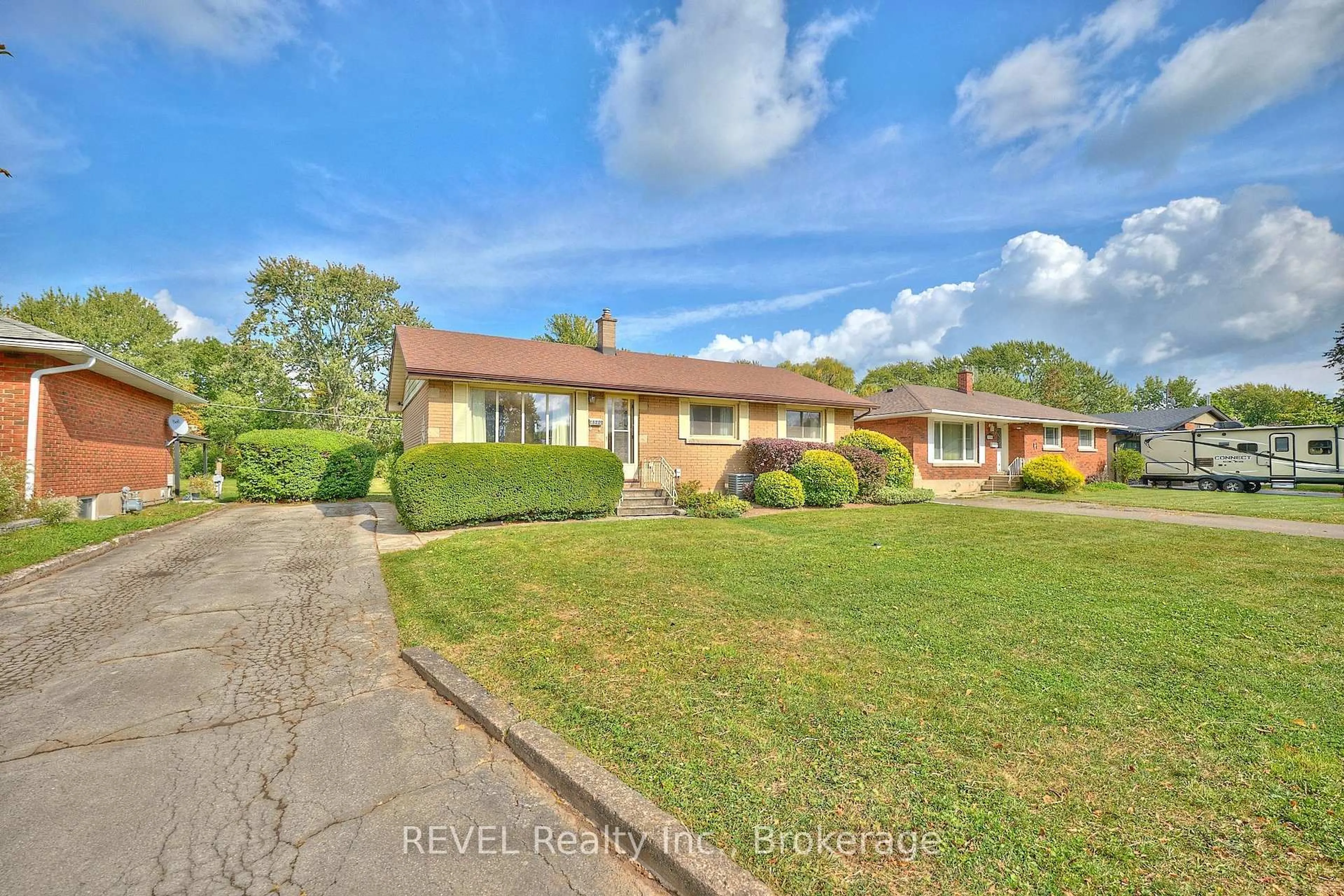 A pic from outside/outdoor area/front of a property/back of a property/a pic from drone, street for 8580 Champlain Dr, Niagara Falls Ontario L2G 6Y6