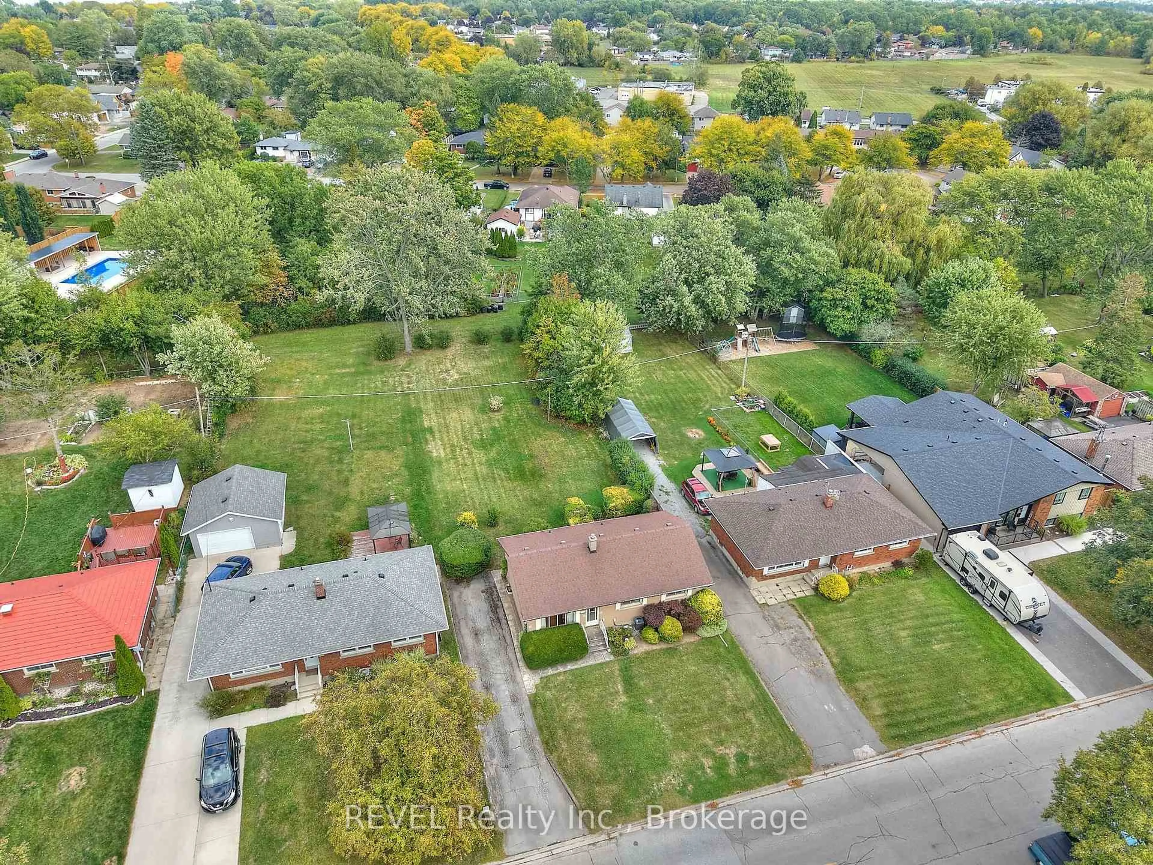 A pic from outside/outdoor area/front of a property/back of a property/a pic from drone, street for 8580 Champlain Dr, Niagara Falls Ontario L2G 6Y6