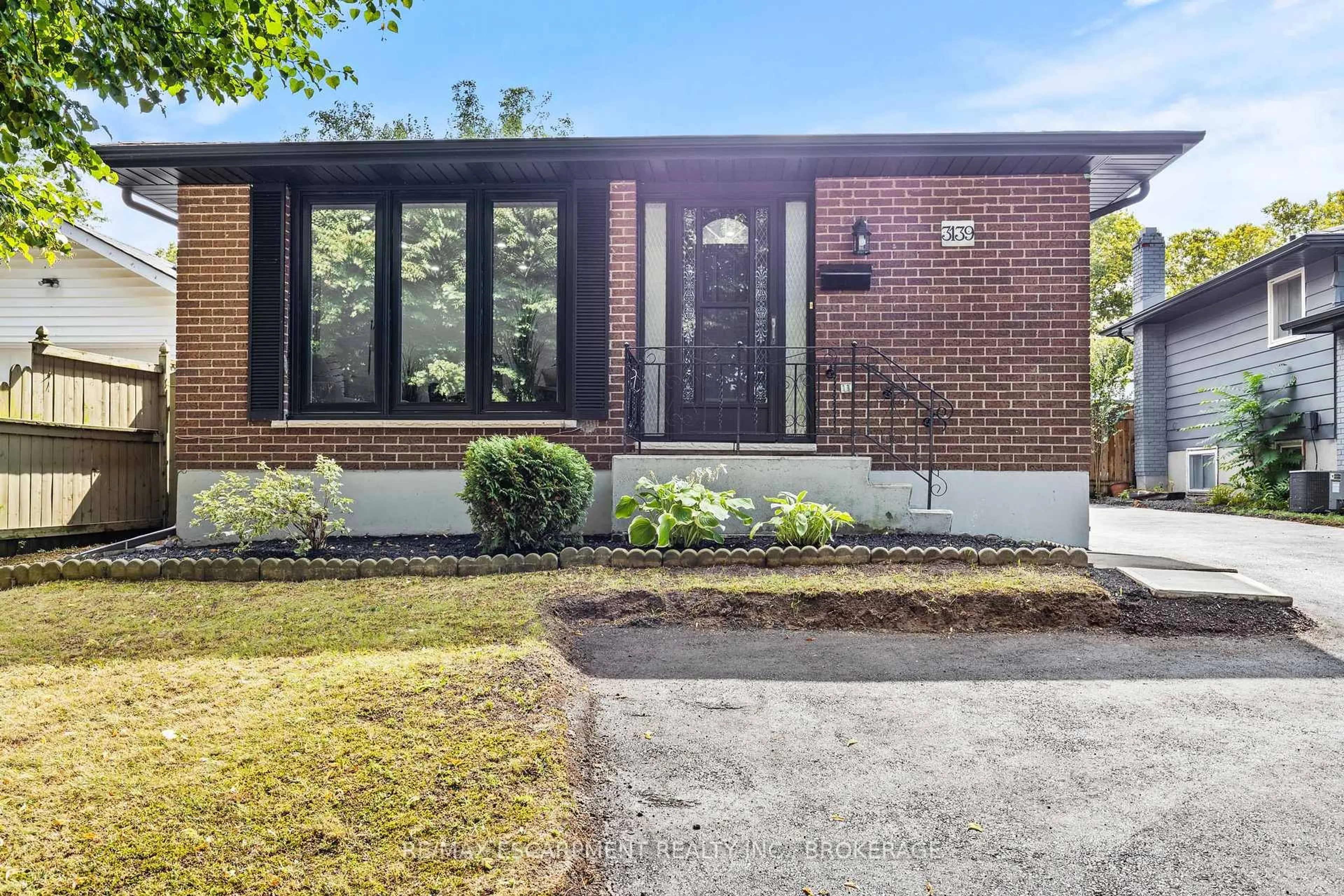 Home with brick exterior material, street for 3139 Secord Pl, Niagara Falls Ontario L2J 3K5