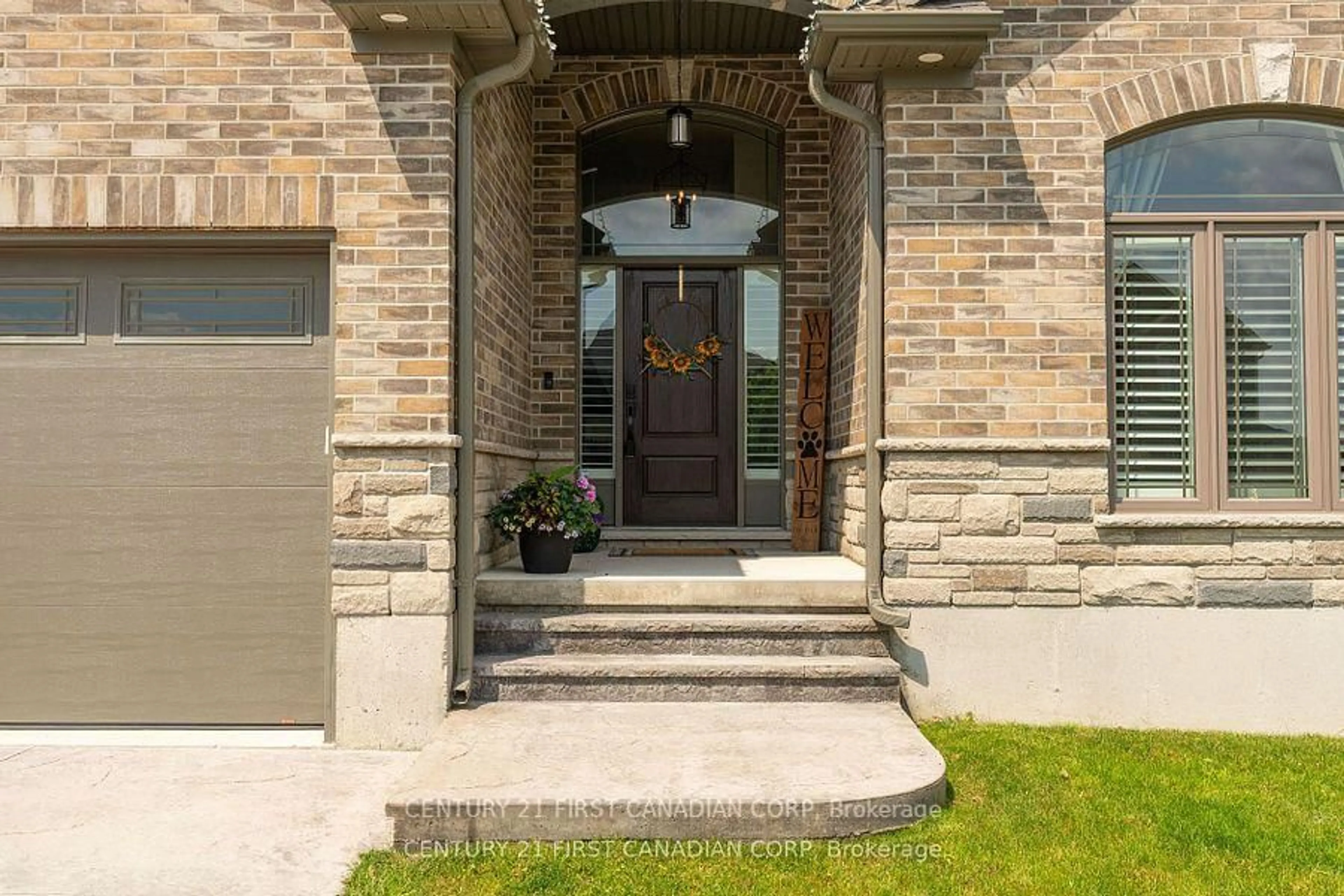 Indoor entryway for 3 HARDY Crt, Lucan Biddulph Ontario N0M 2J0