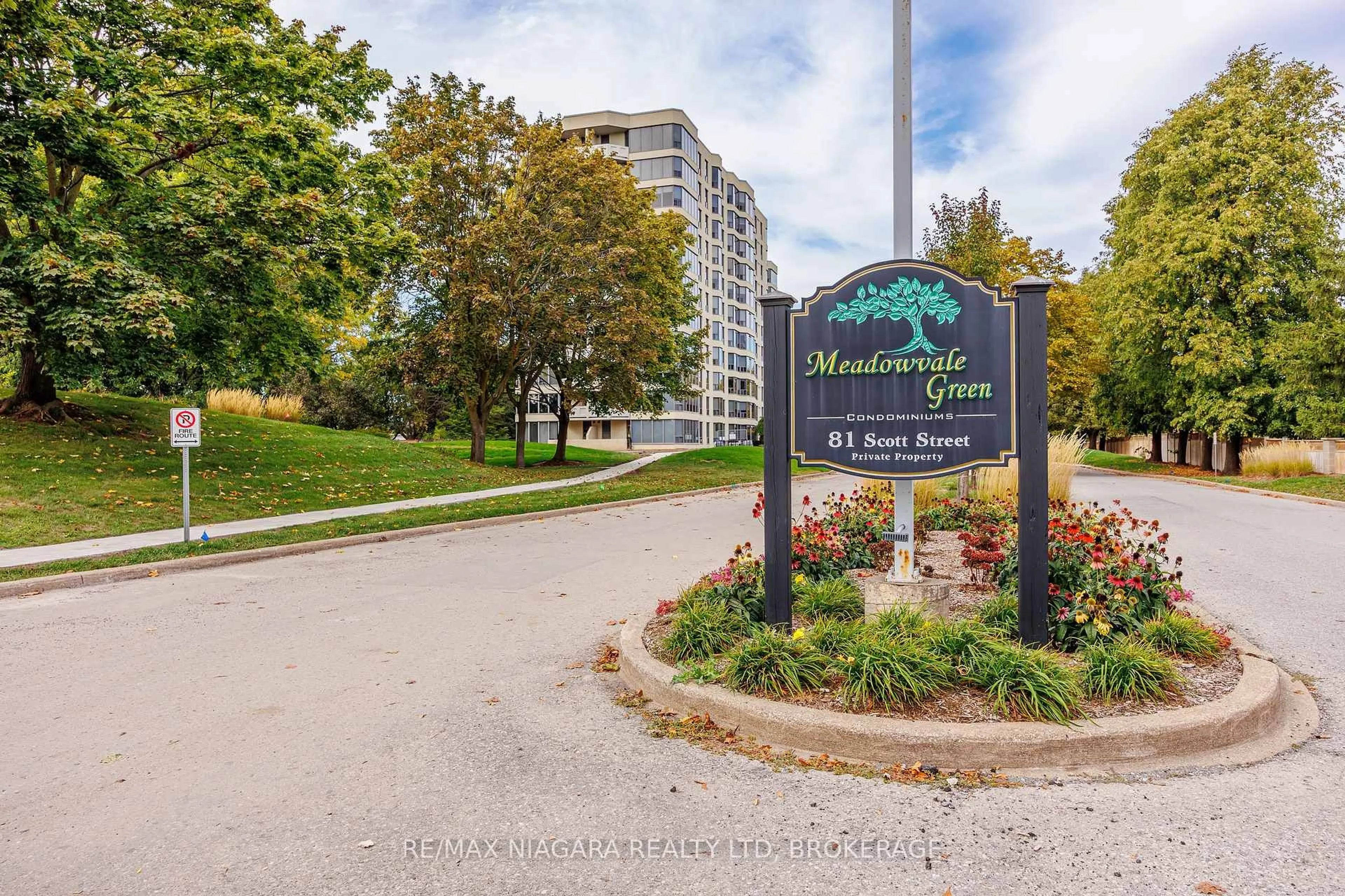 Indoor foyer for 81 Scott St #307, St. Catharines Ontario L2N 7L5
