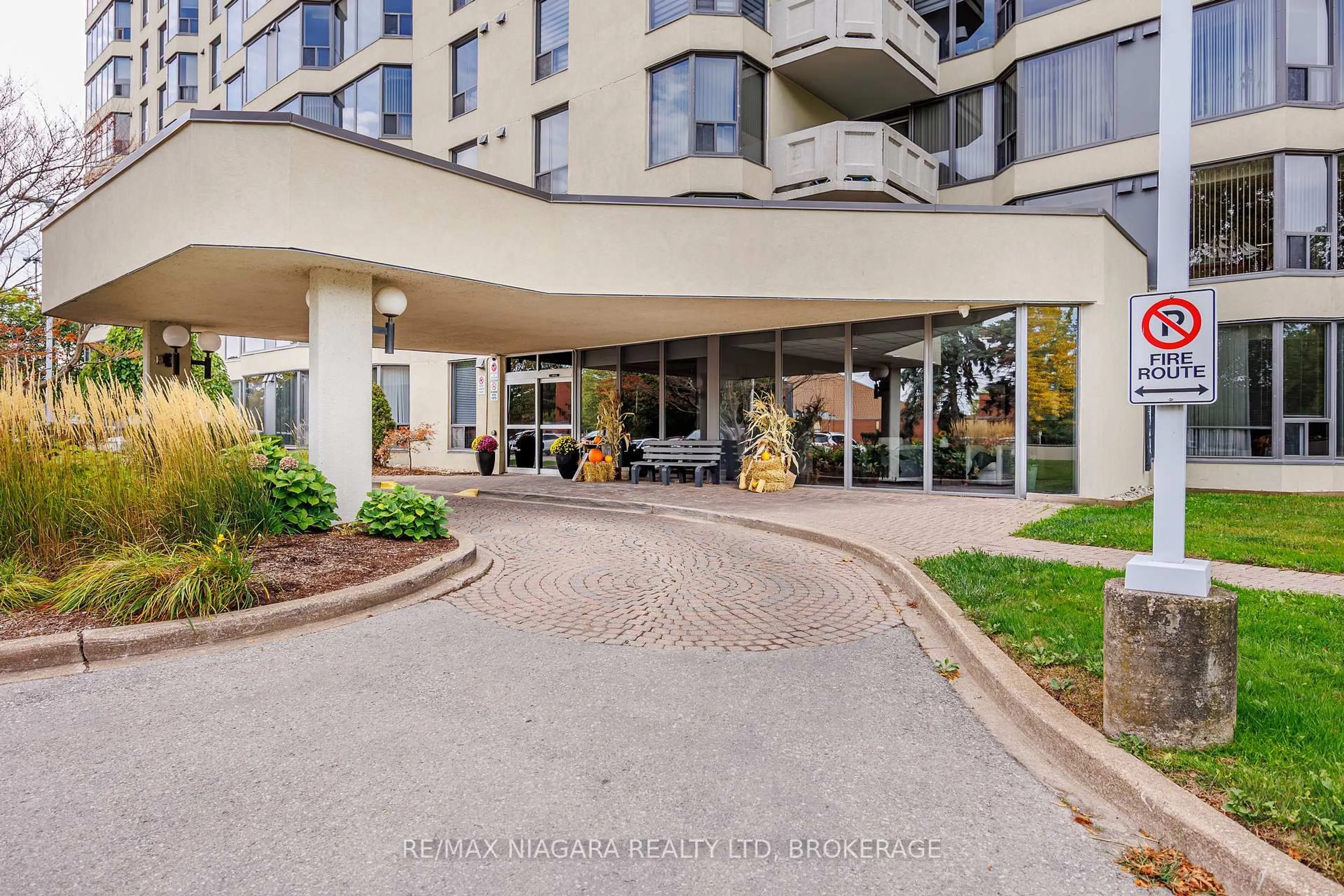 Indoor foyer for 81 Scott St #307, St. Catharines Ontario L2N 7L5