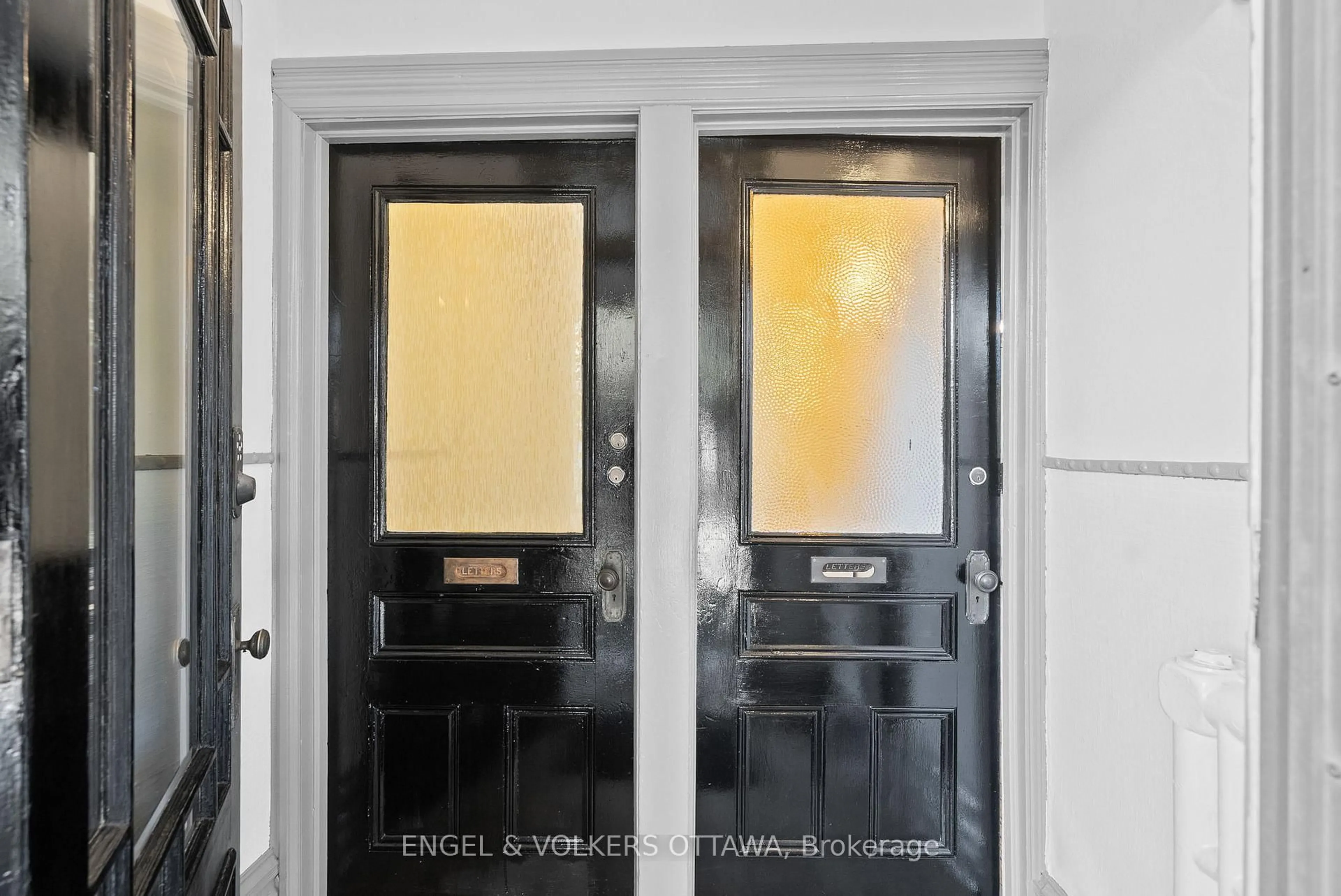 Indoor entryway for 507 Mcleod St, Ottawa Ontario K1R 5P9