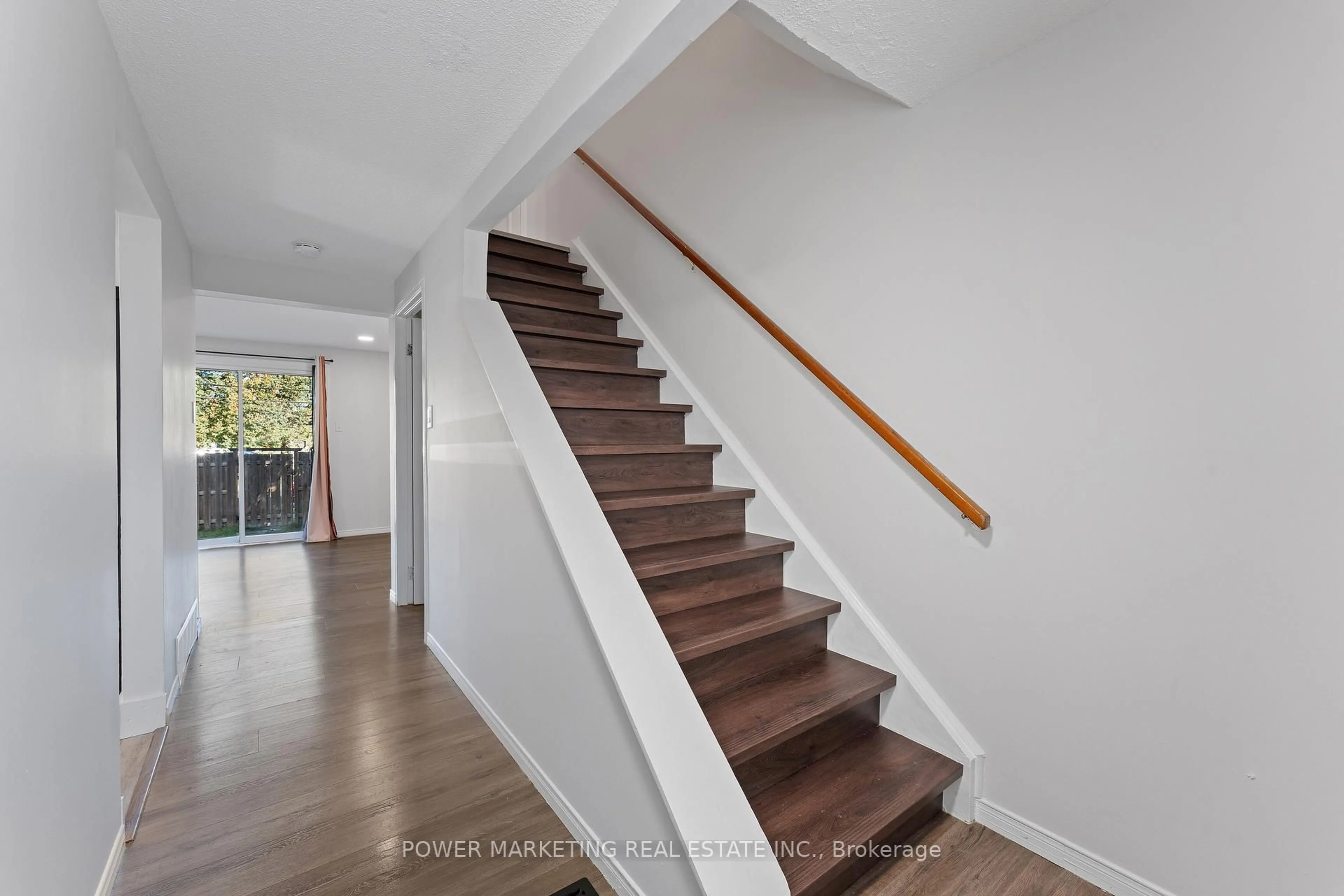 Stairs for 1045 MORRISON Dr #182, Ottawa Ontario K2H 7L2