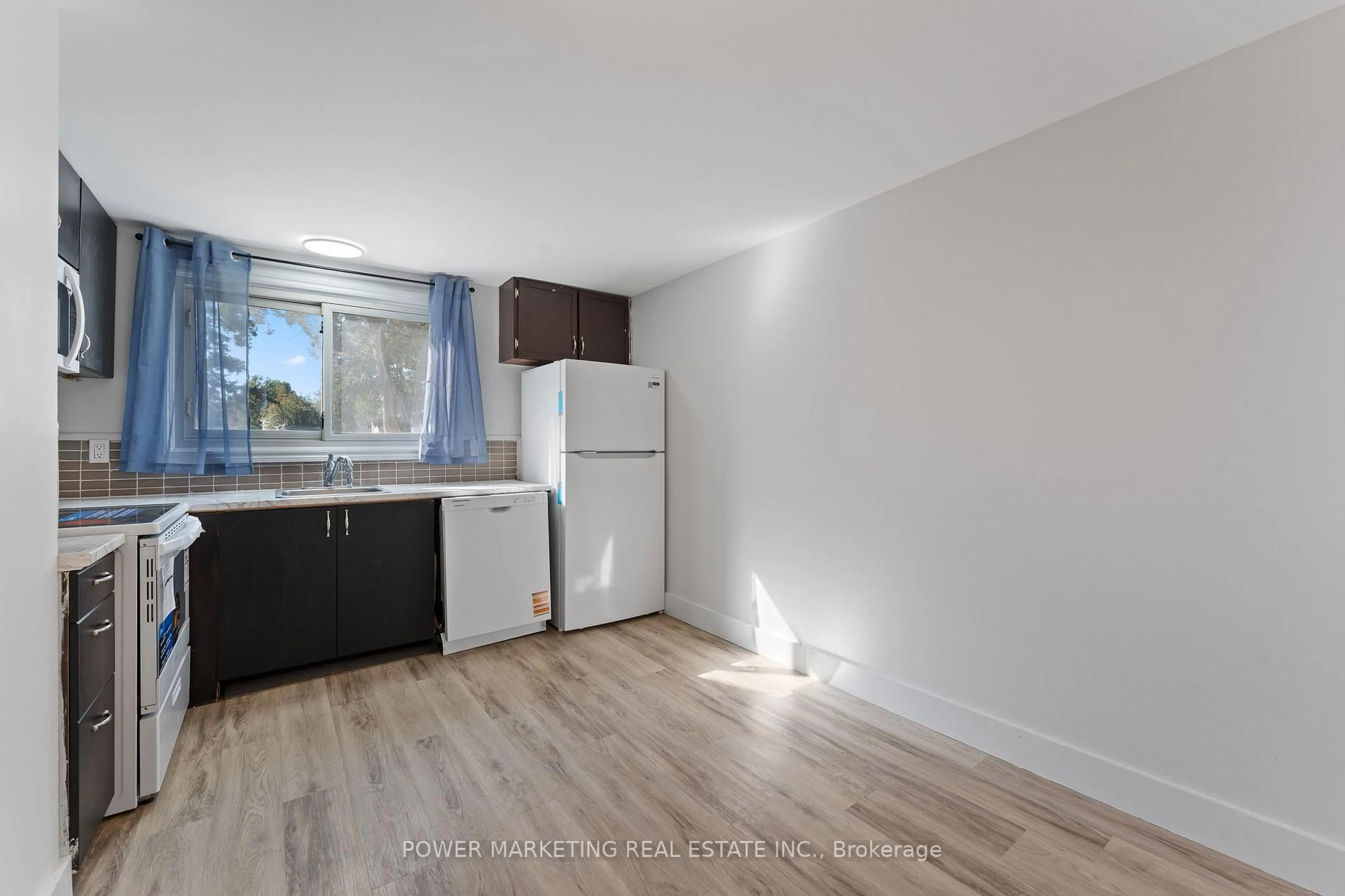 Standard kitchen, unknown for 1045 MORRISON Dr #182, Ottawa Ontario K2H 7L2