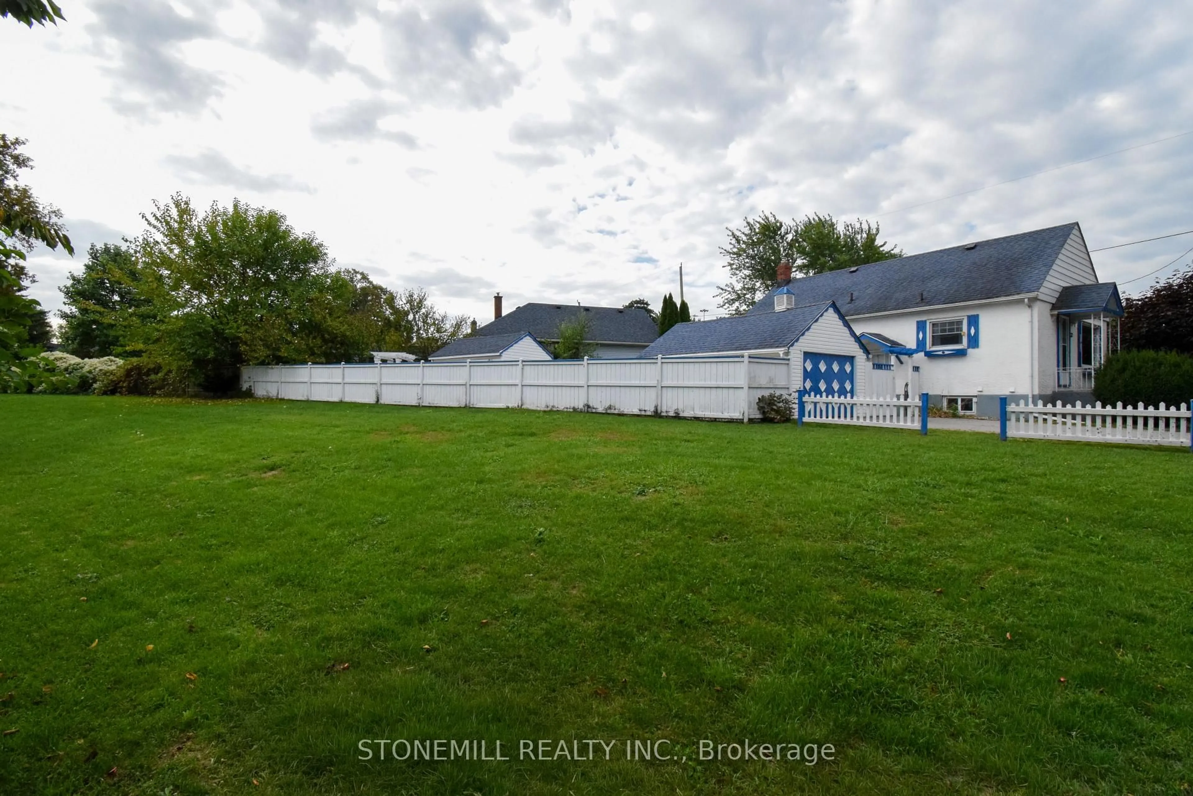 A pic from outside/outdoor area/front of a property/back of a property/a pic from drone, street for 272 Carlton St, St. Catharines Ontario L2N 1B9