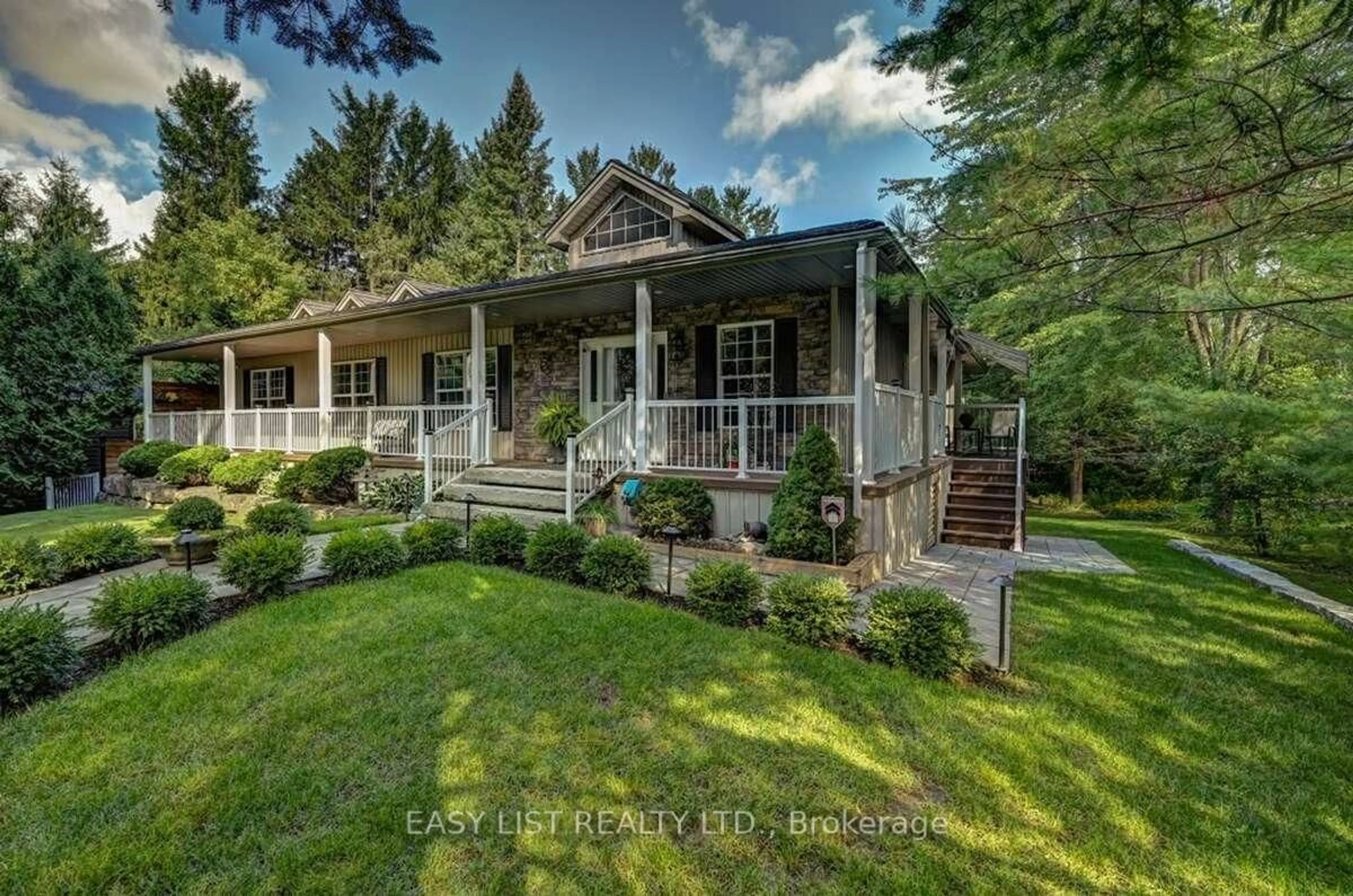 Home with vinyl exterior material, street for 527 River Rd, Cambridge Ontario N3C 2B8
