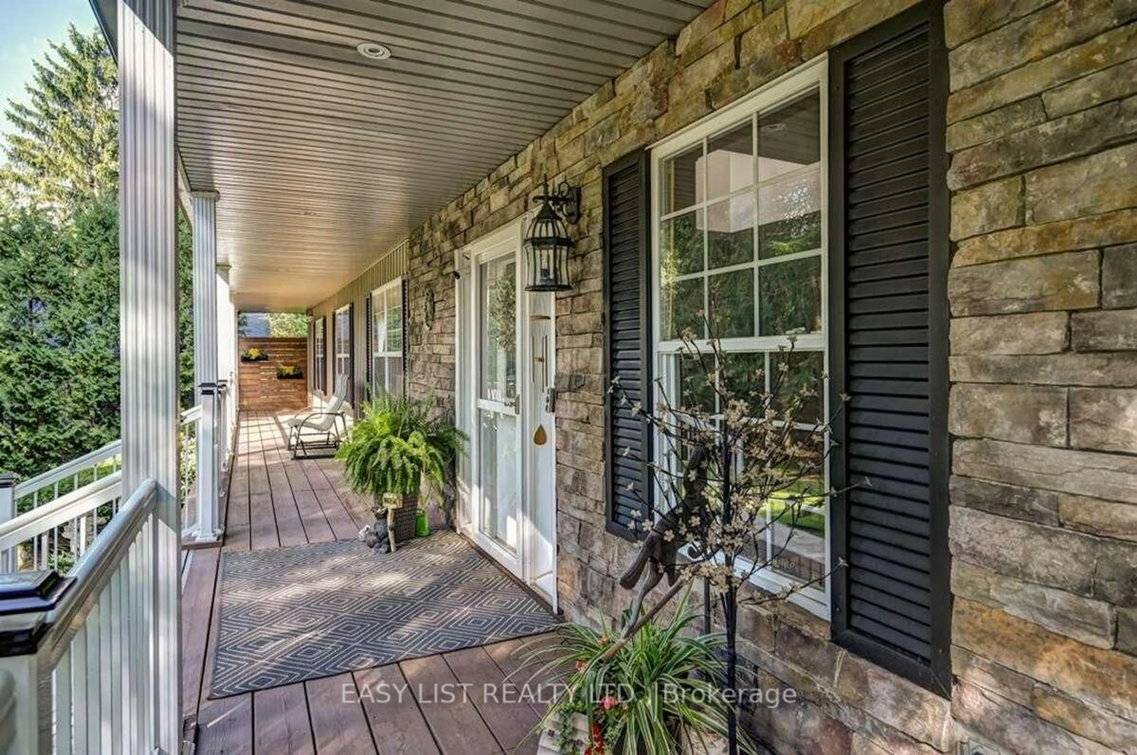 Indoor entryway for 527 River Rd, Cambridge Ontario N3C 2B8