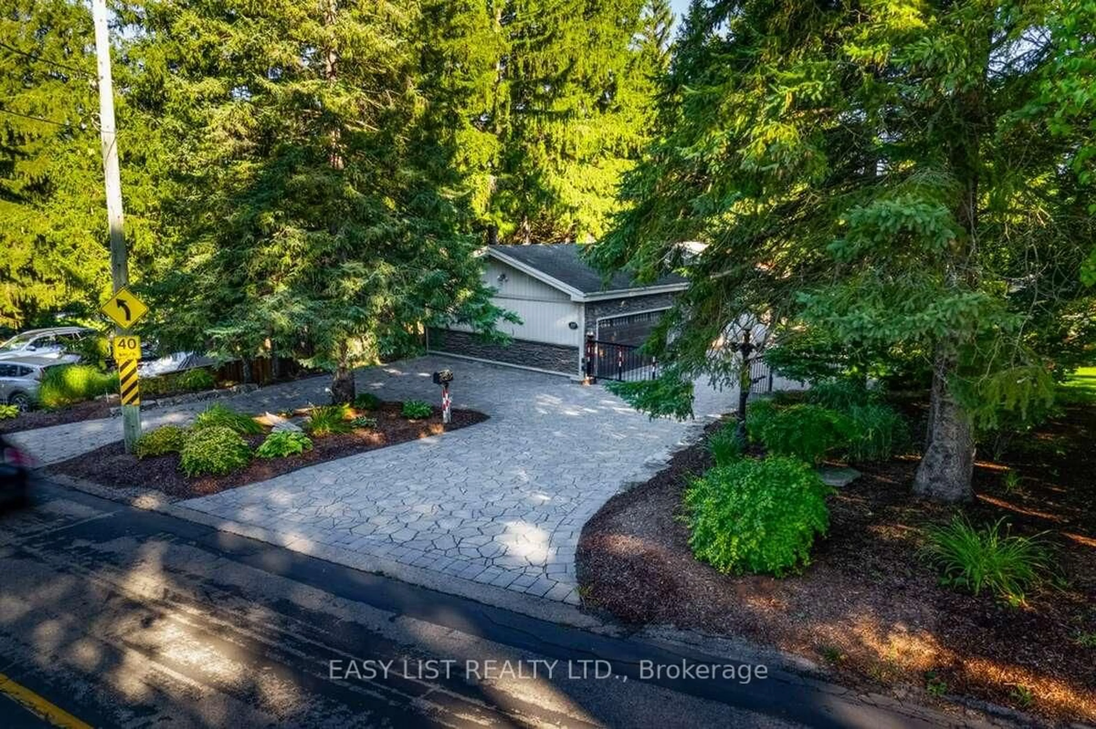 A pic from outside/outdoor area/front of a property/back of a property/a pic from drone, unknown for 527 River Rd, Cambridge Ontario N3C 2B8