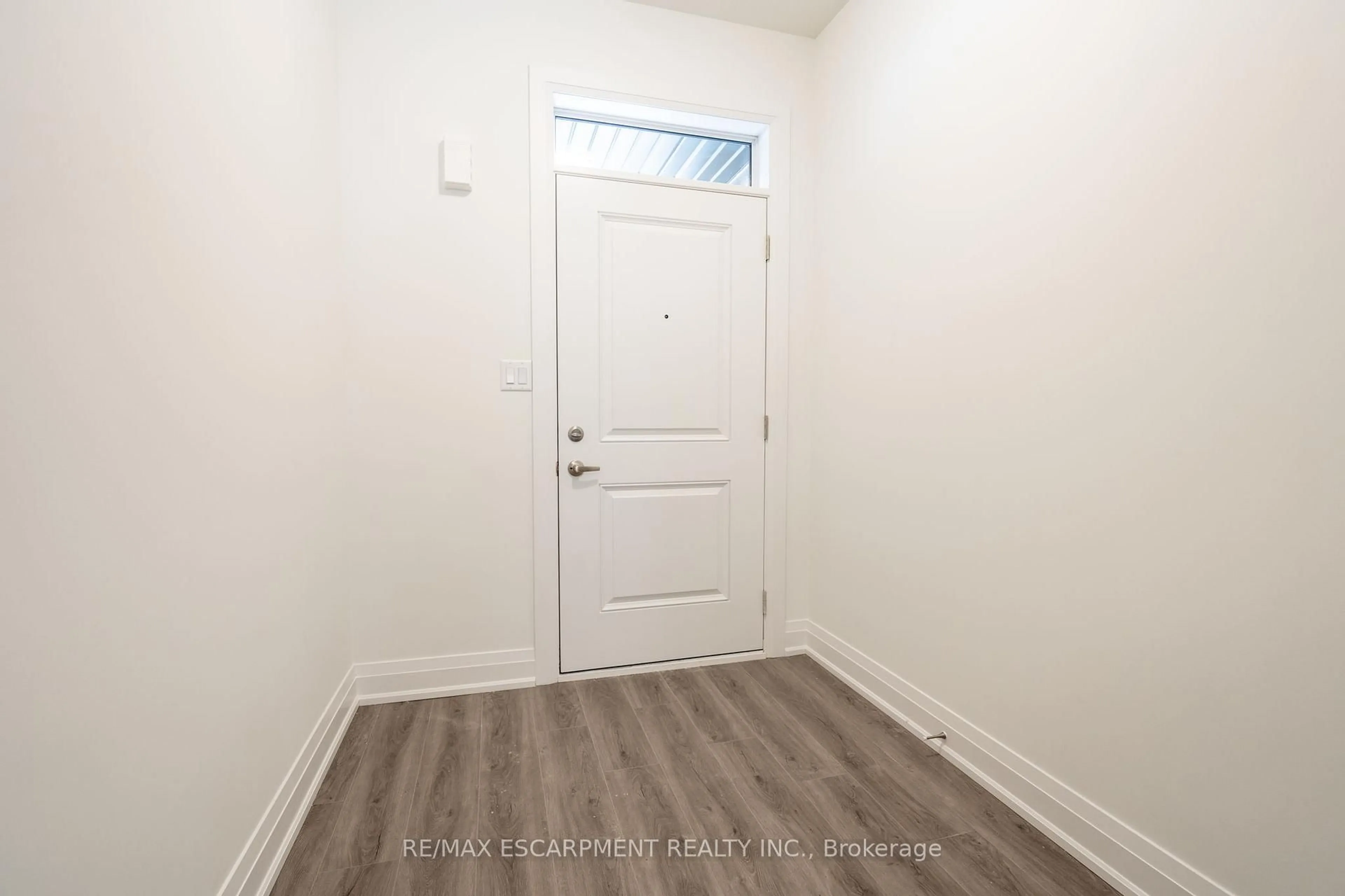 Indoor entryway for 16 CLEAR VALLEY Lane, Hamilton Ontario L0R 1W0