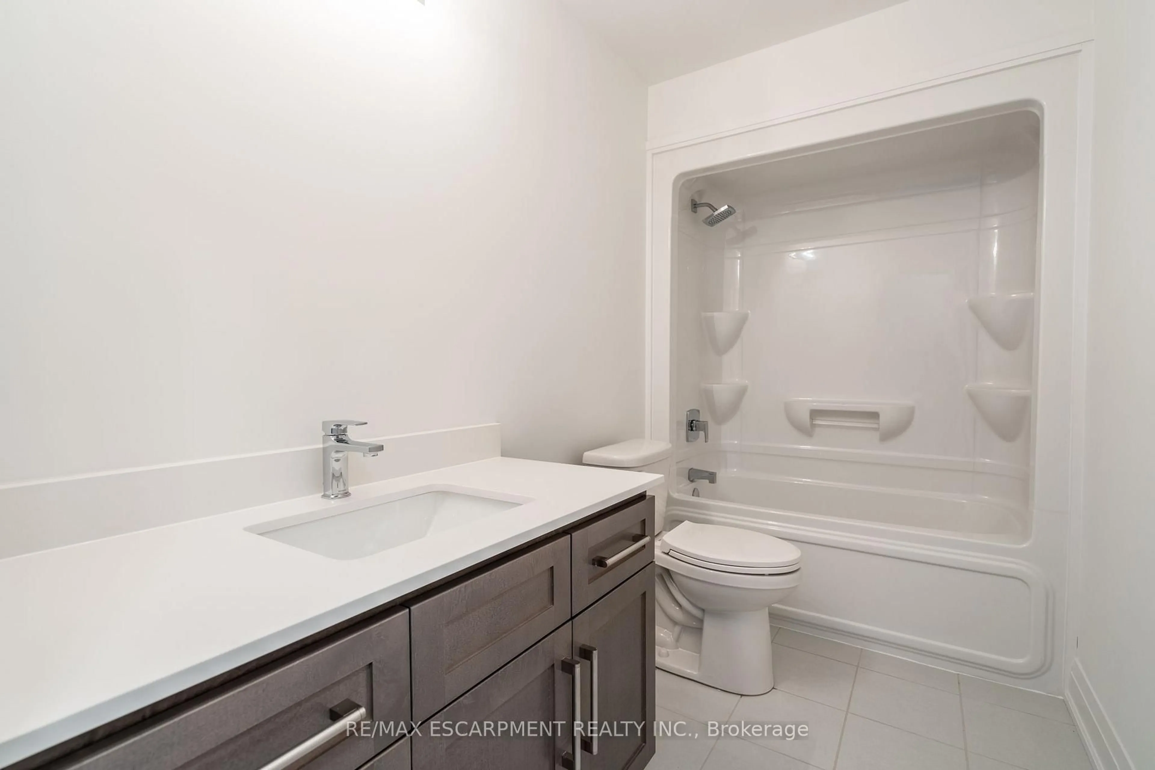 Standard bathroom, unknown for 16 CLEAR VALLEY Lane, Hamilton Ontario L0R 1W0