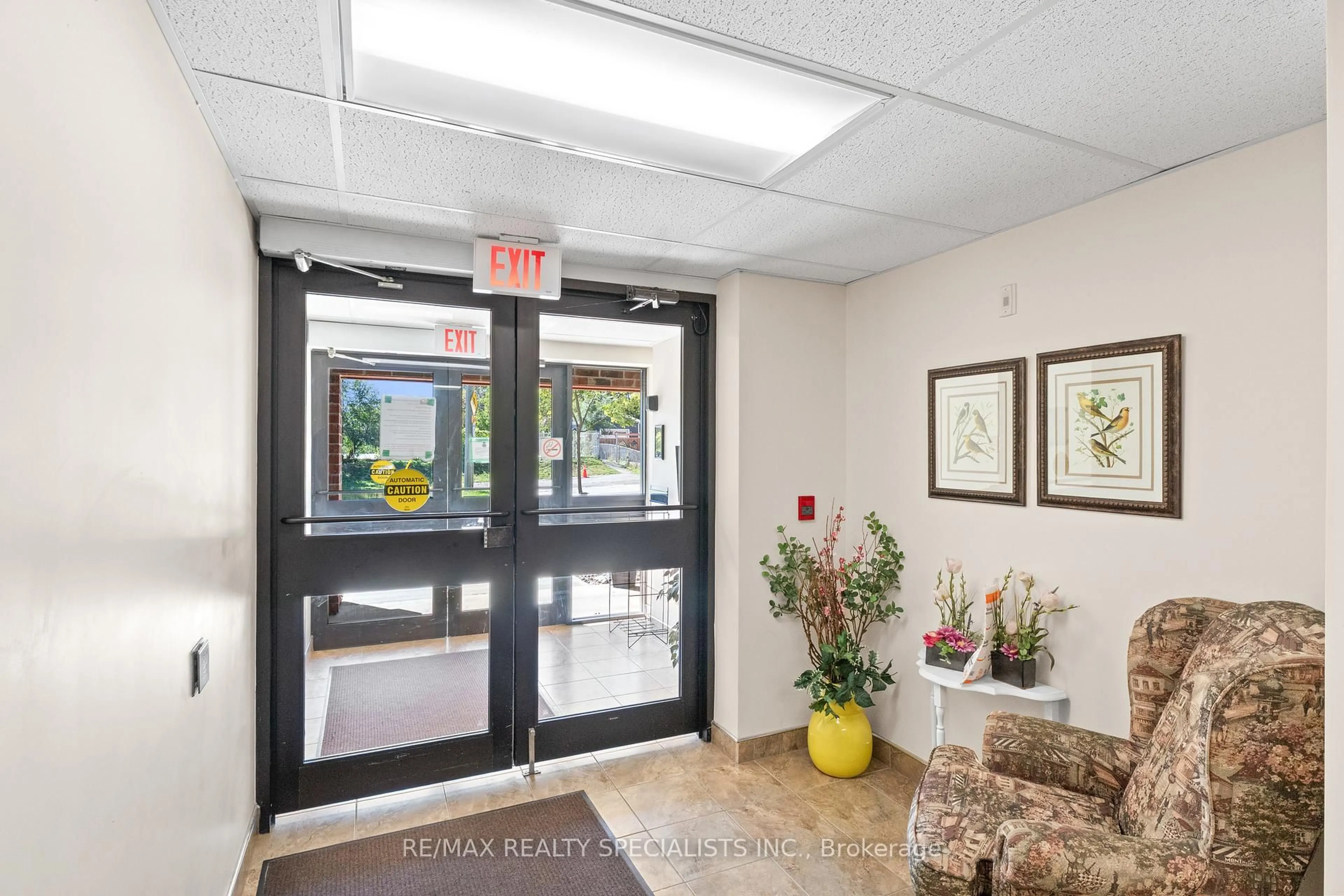 Indoor foyer for 505 Margaret St #412, Cambridge Ontario N3H 0A6