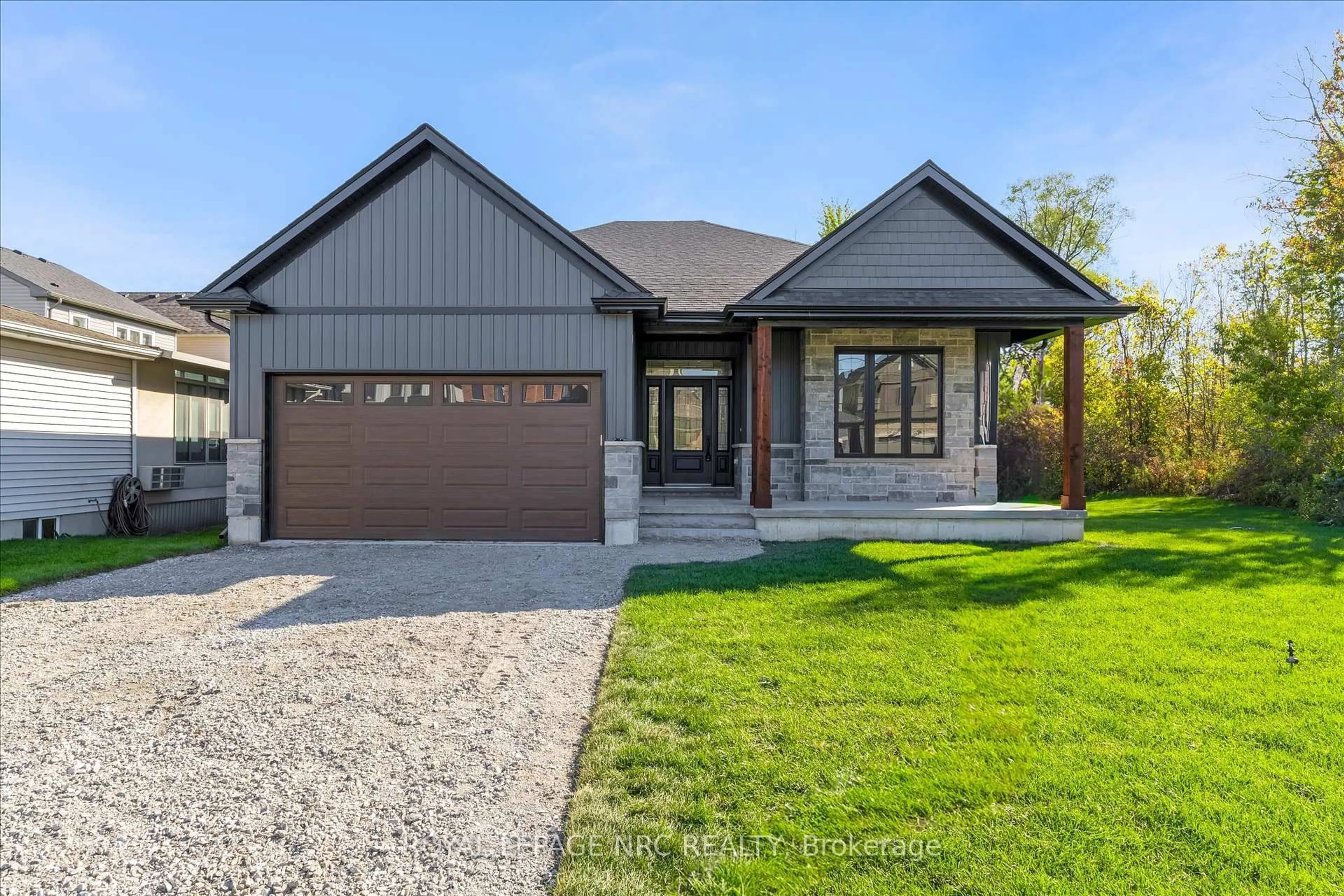Home with brick exterior material, street for 207 Forks Rd, Welland Ontario L3B 6C5