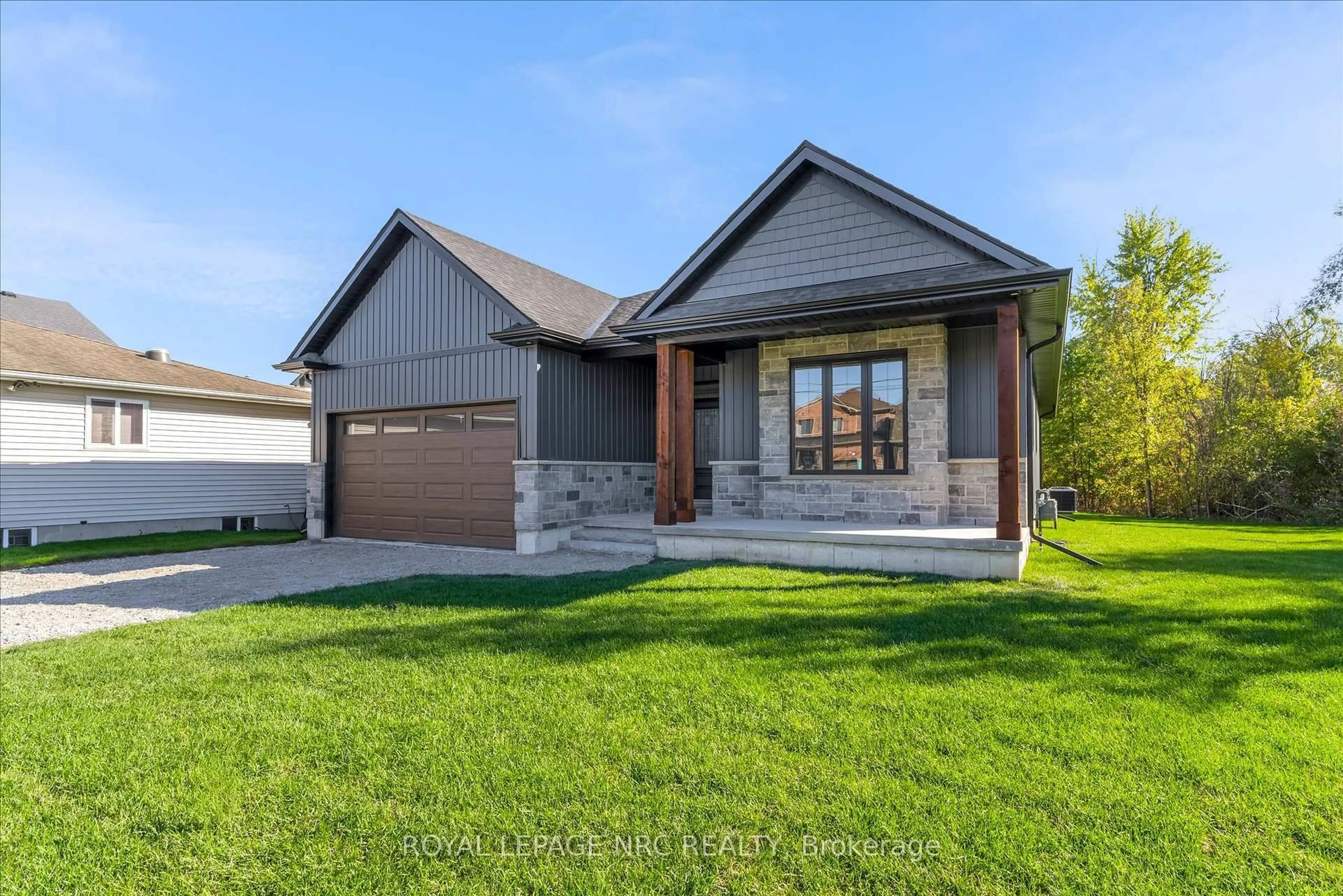 Home with brick exterior material, street for 207 Forks Rd, Welland Ontario L3B 6C5