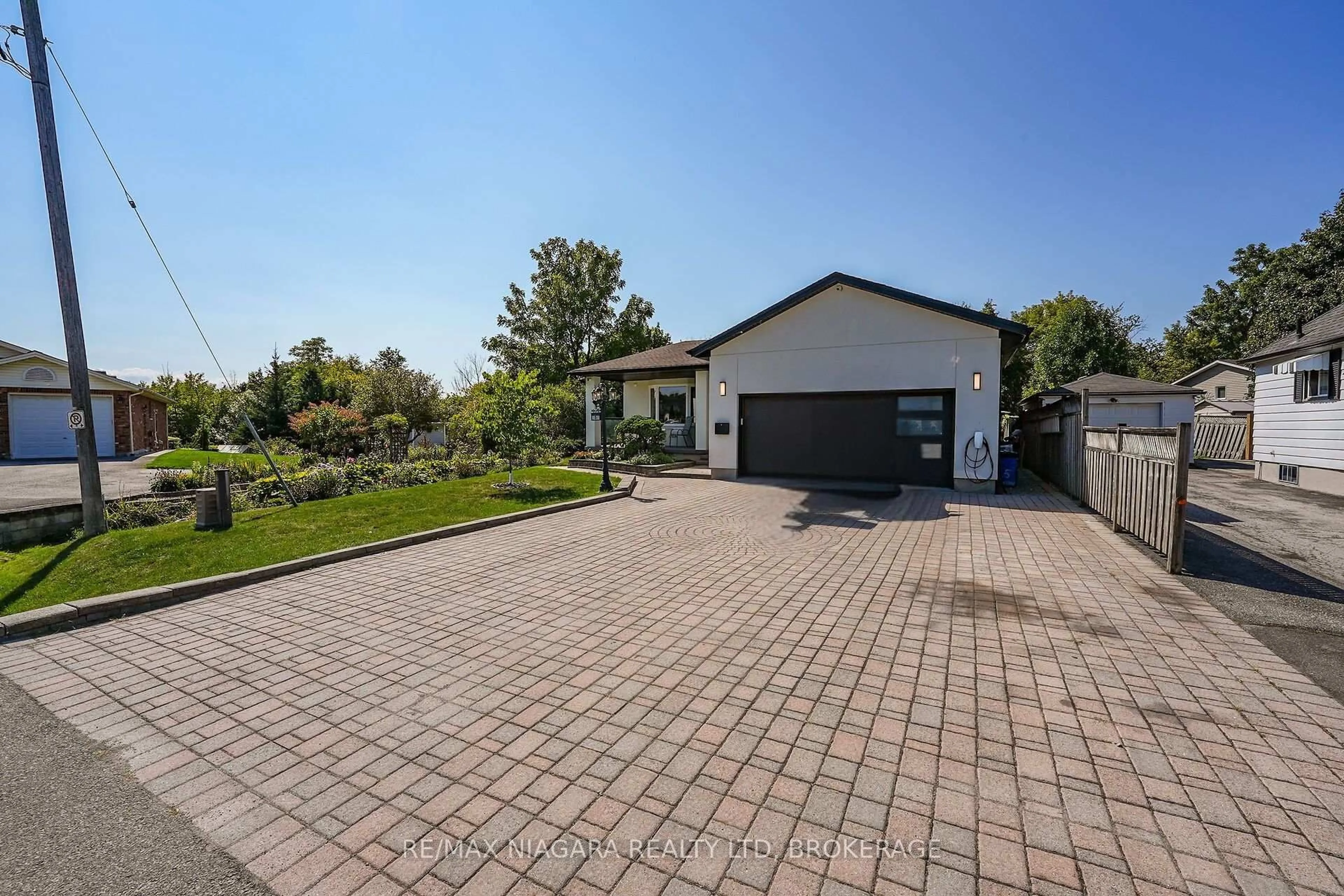 A pic from outside/outdoor area/front of a property/back of a property/a pic from drone, street for 5 Lucerne Pl, St. Catharines Ontario L2P 2E7
