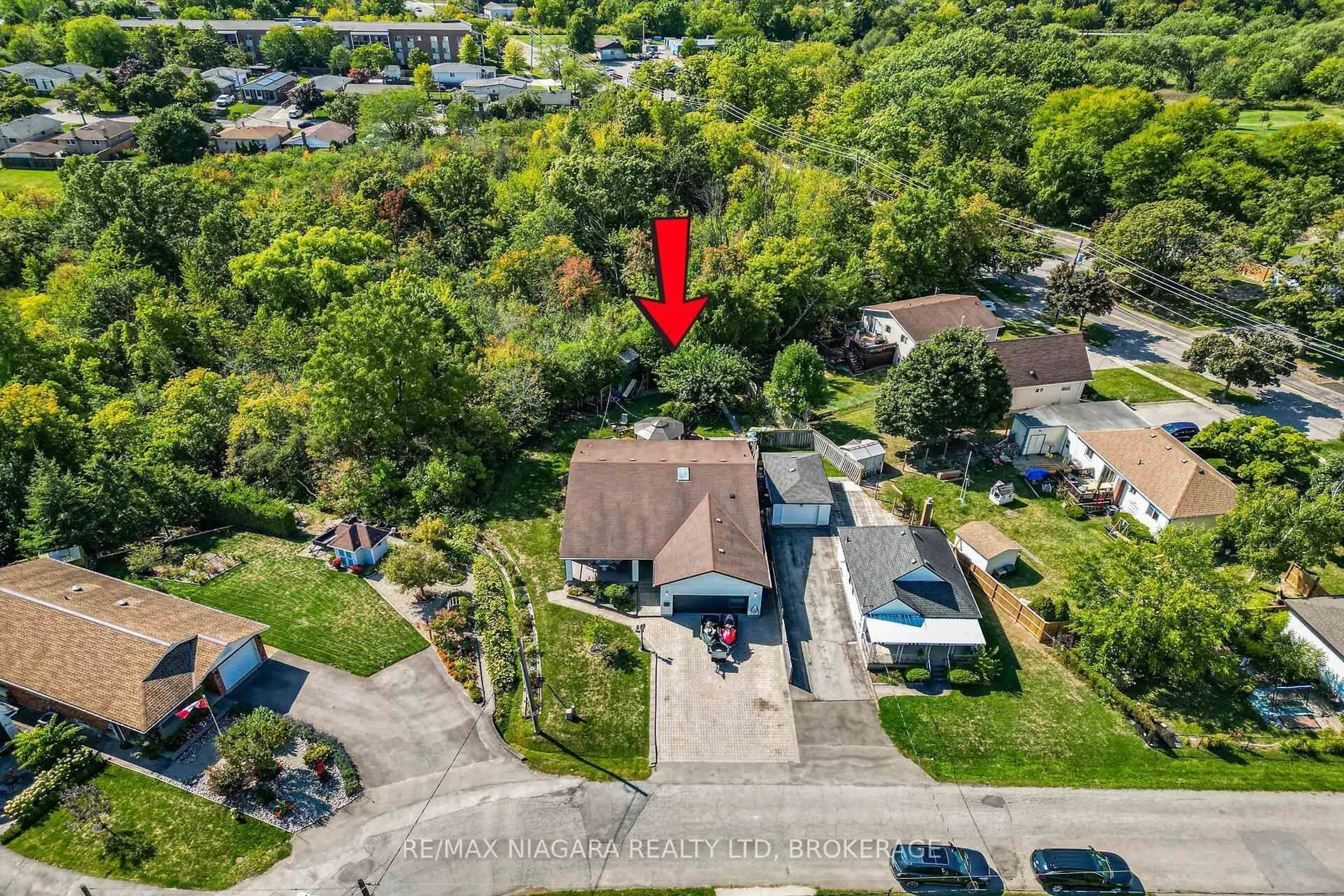 A pic from outside/outdoor area/front of a property/back of a property/a pic from drone, street for 5 Lucerne Pl, St. Catharines Ontario L2P 2E7