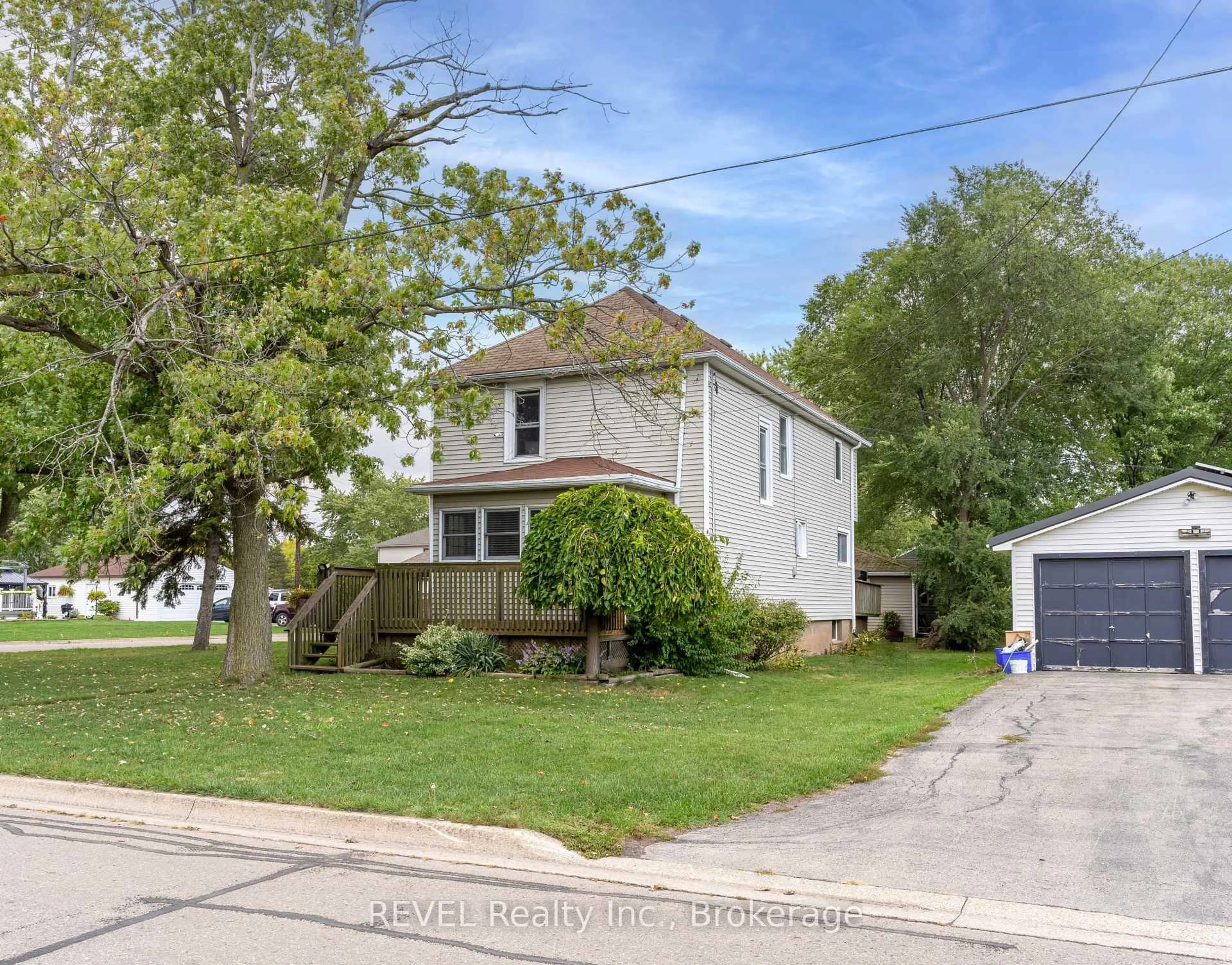 A pic from outside/outdoor area/front of a property/back of a property/a pic from drone, street for 32 Bay Ave, Welland Ontario L3B 3G6