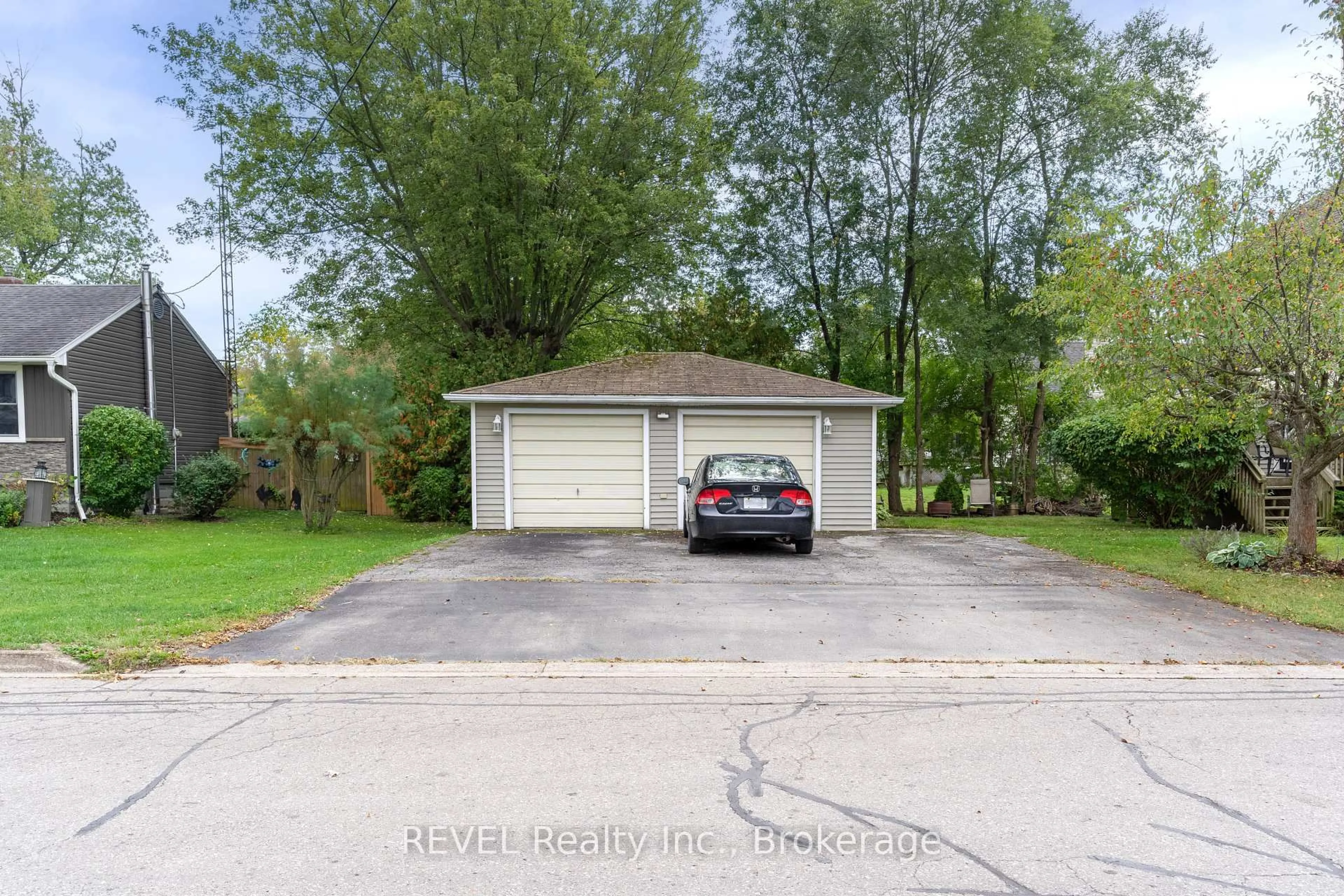 Unknown for 32 Bay Ave, Welland Ontario L3B 3G6