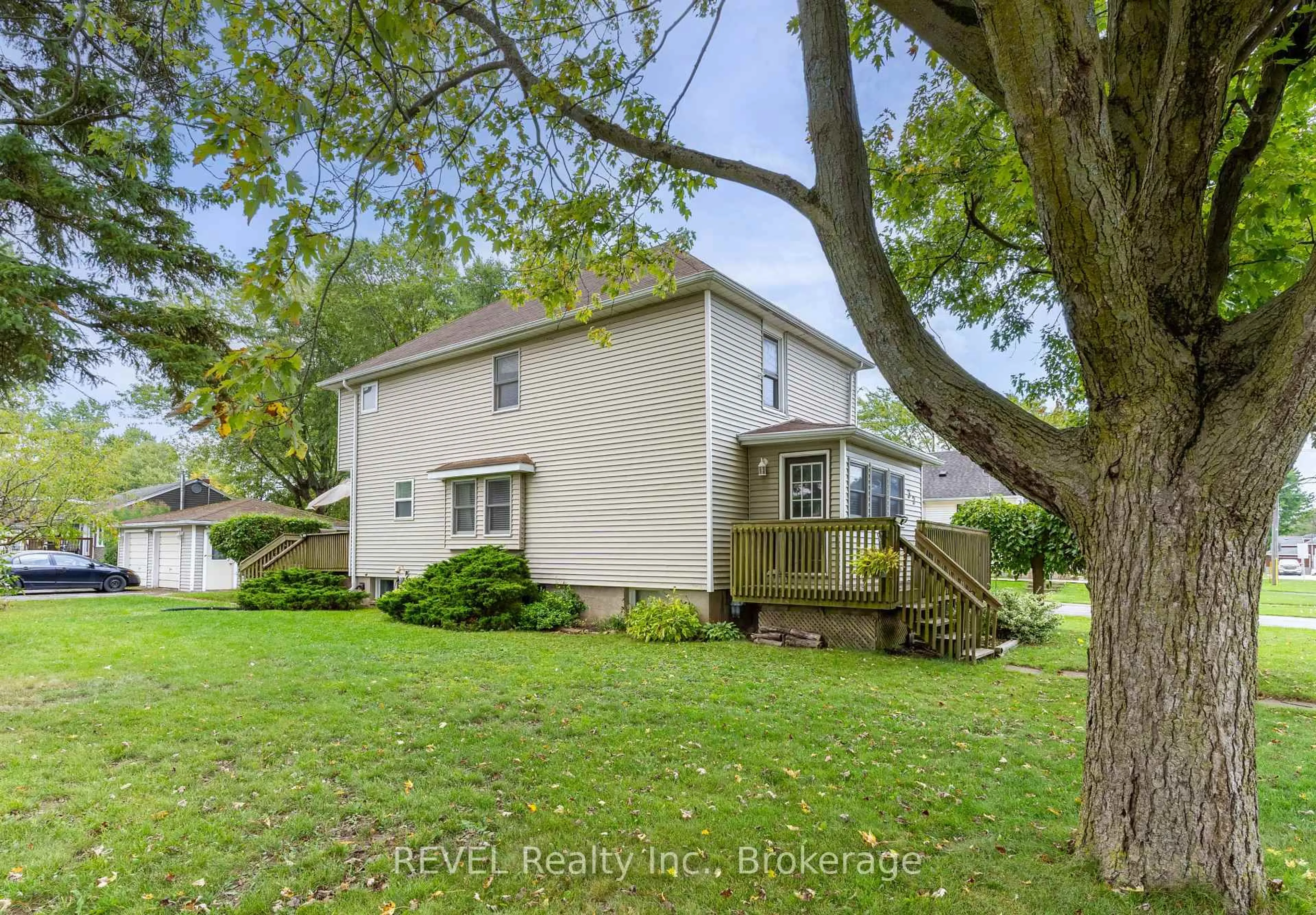 A pic from outside/outdoor area/front of a property/back of a property/a pic from drone, unknown for 32 Bay Ave, Welland Ontario L3B 3G6