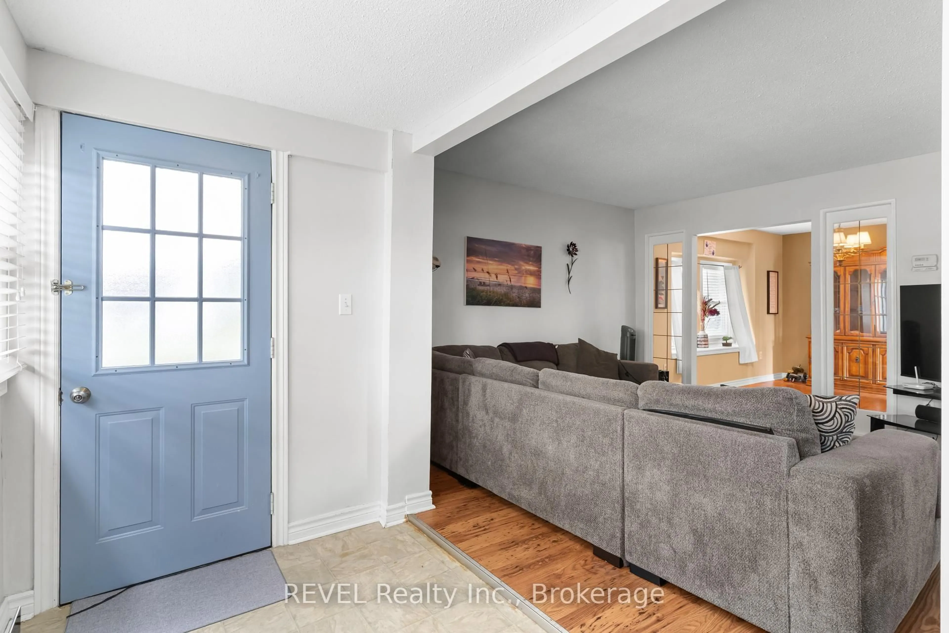 Indoor entryway for 32 Bay Ave, Welland Ontario L3B 3G6
