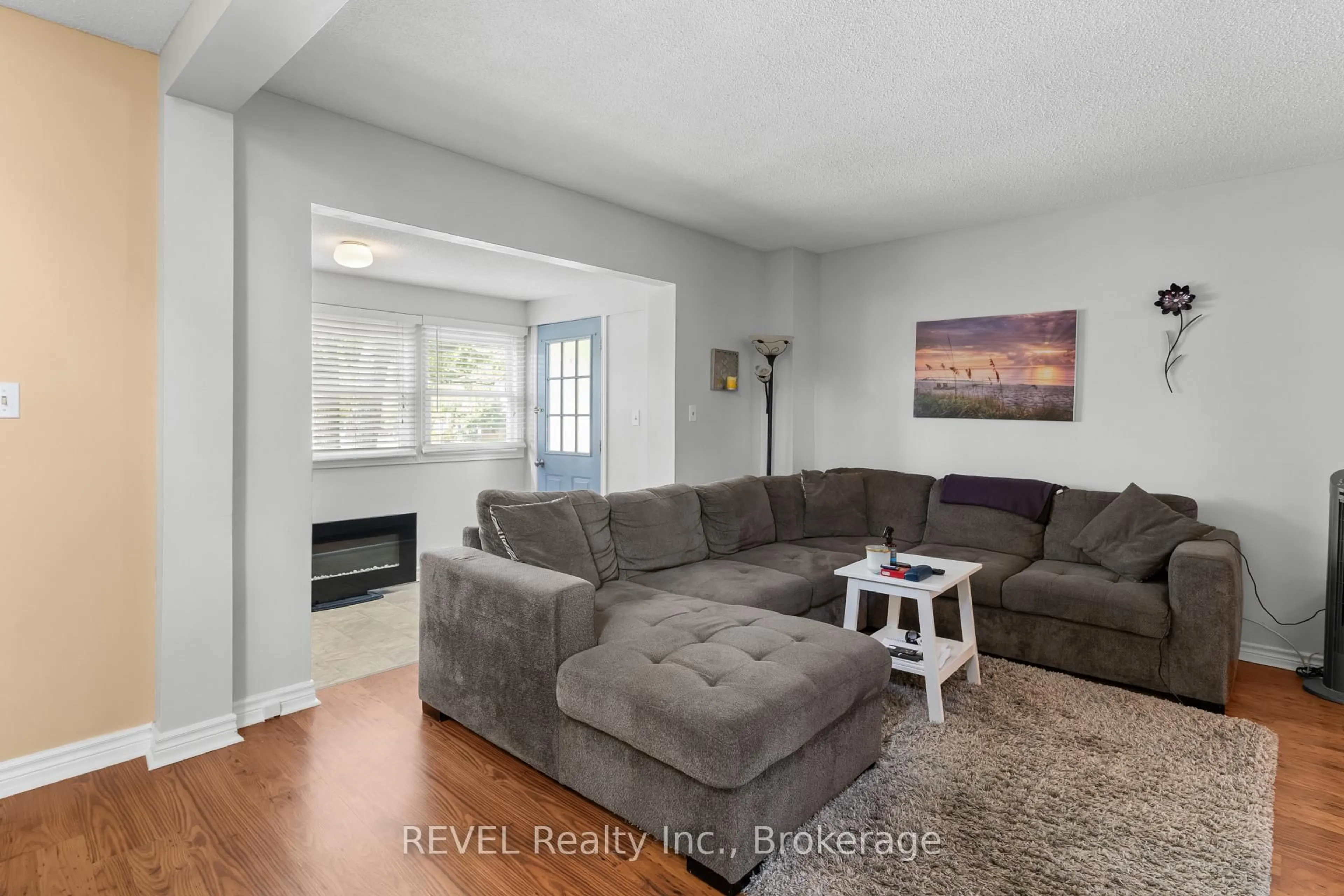 Living room with furniture, unknown for 32 Bay Ave, Welland Ontario L3B 3G6