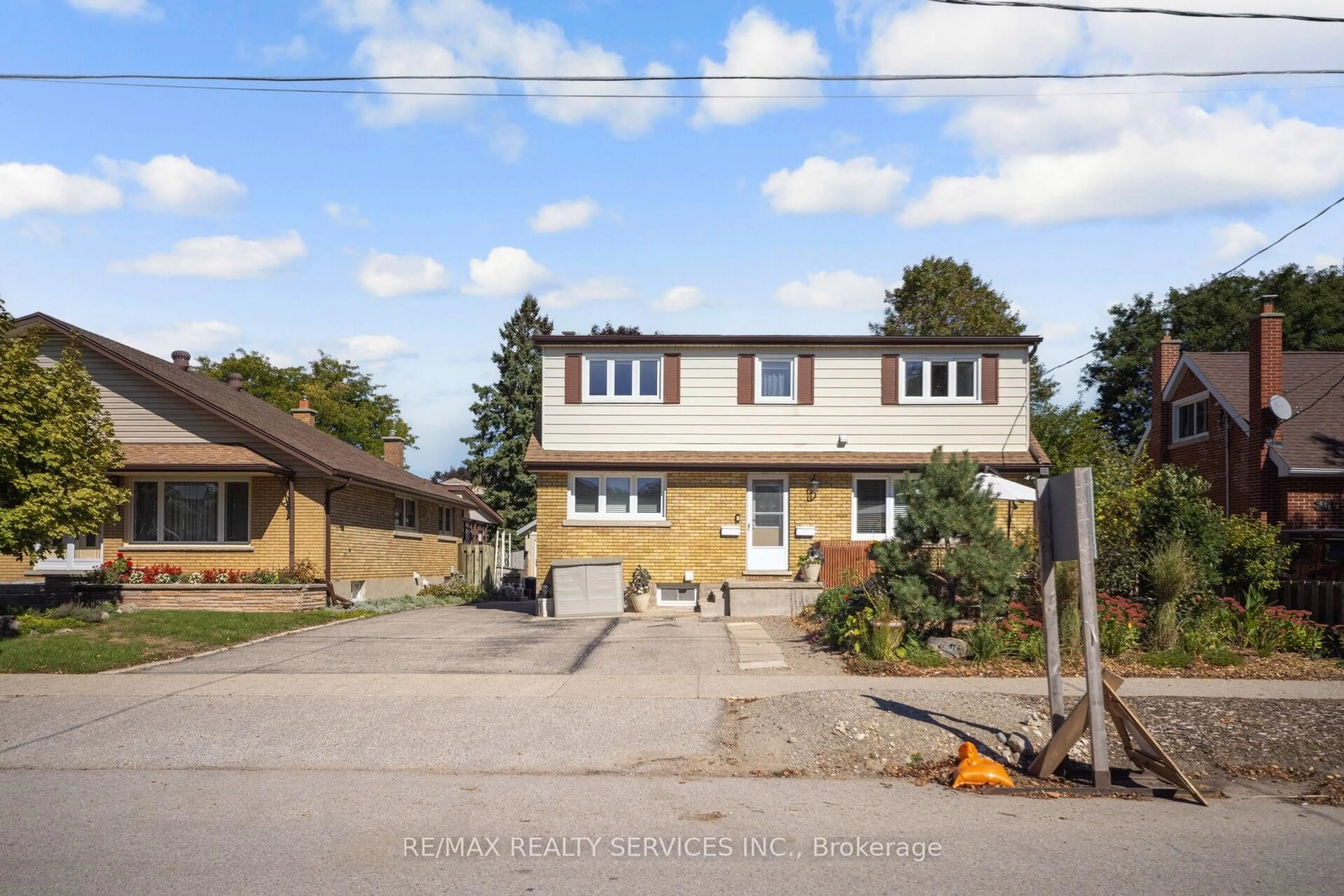 A pic from outside/outdoor area/front of a property/back of a property/a pic from drone, street for 476 Prospect Ave, Kitchener Ontario N2A 1E1