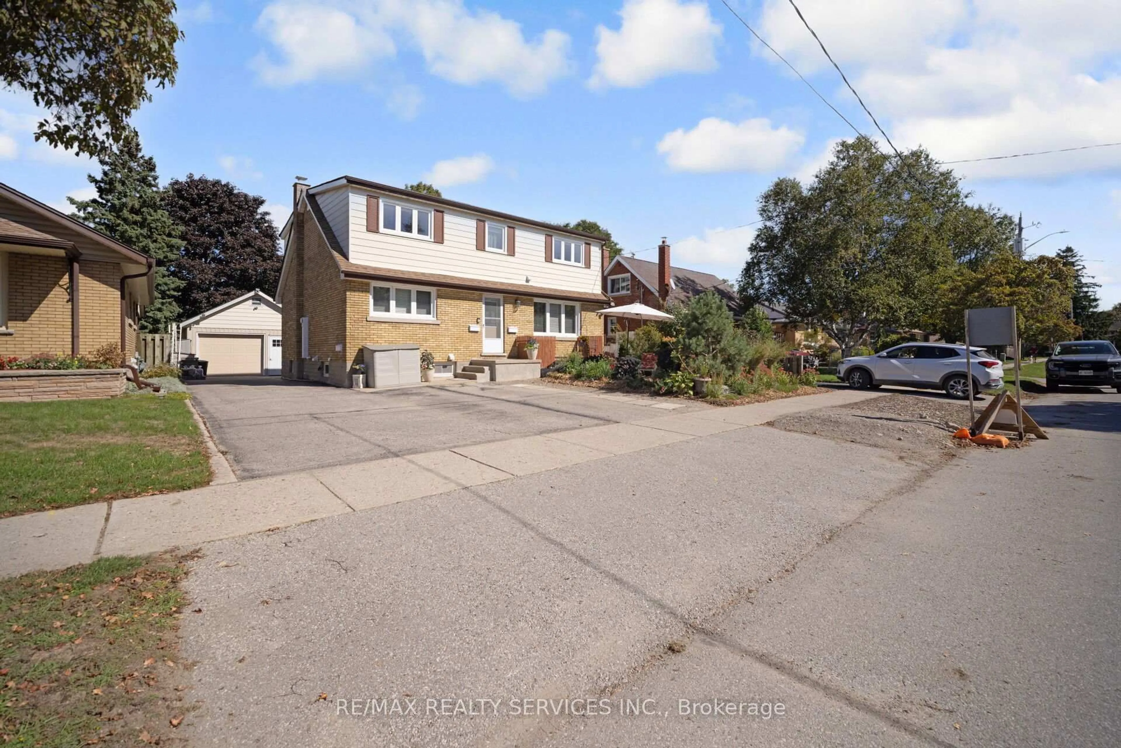 A pic from outside/outdoor area/front of a property/back of a property/a pic from drone, street for 476 Prospect Ave, Kitchener Ontario N2A 1E1