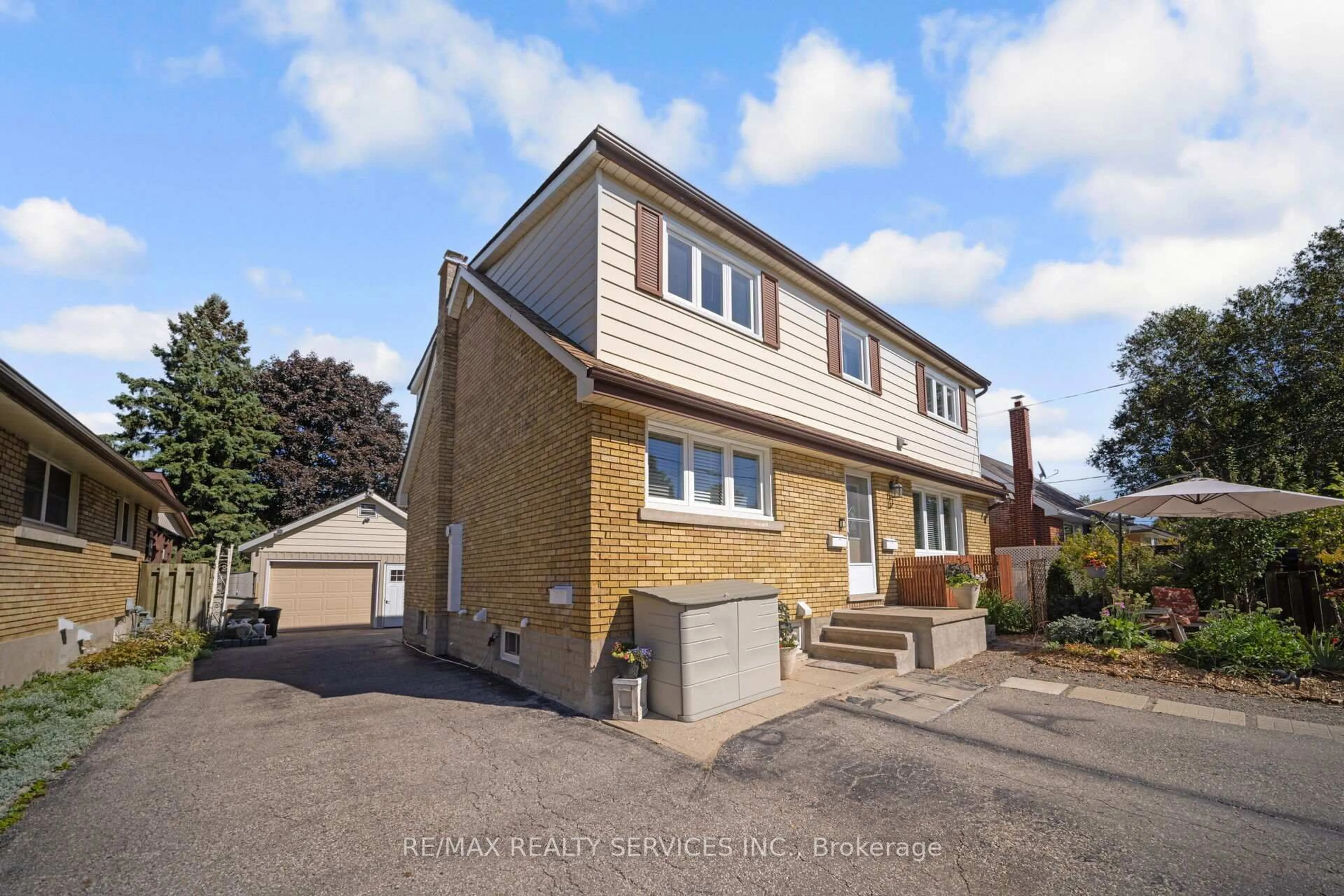 A pic from outside/outdoor area/front of a property/back of a property/a pic from drone, street for 476 Prospect Ave, Kitchener Ontario N2A 1E1