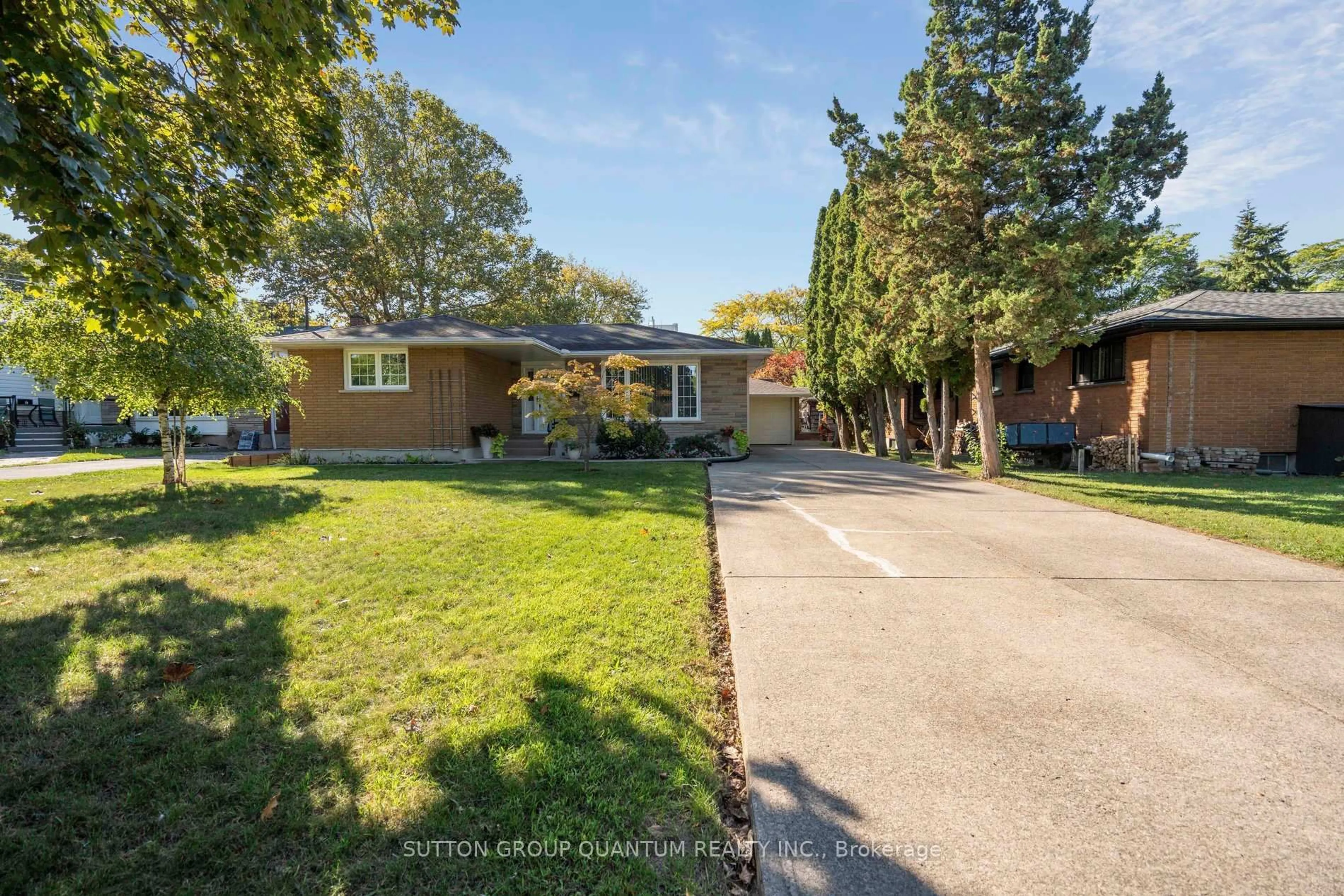 A pic from outside/outdoor area/front of a property/back of a property/a pic from drone, street for 8 BERMUDA Dr, St. Catharines Ontario L2M 4E6