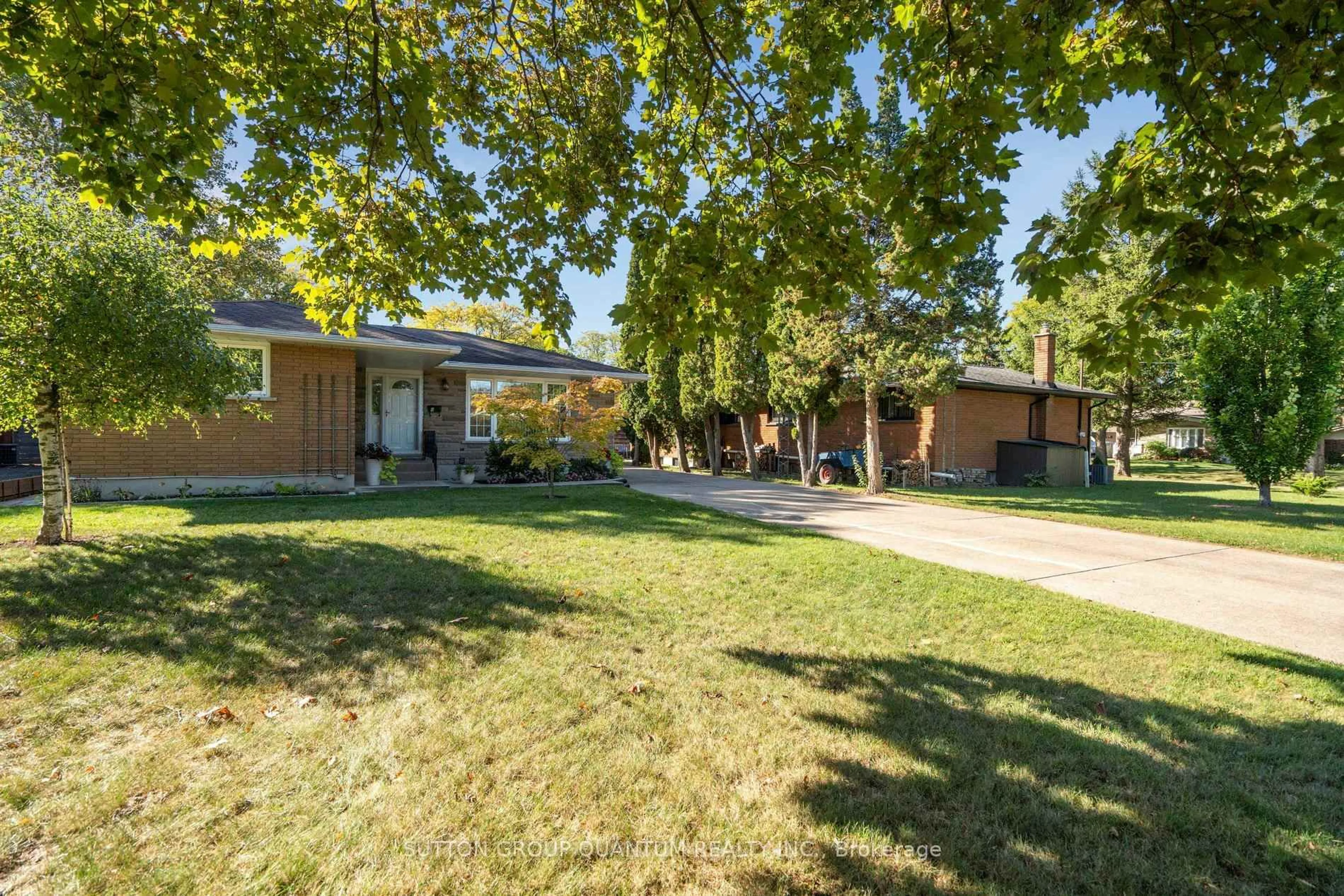 A pic from outside/outdoor area/front of a property/back of a property/a pic from drone, street for 8 BERMUDA Dr, St. Catharines Ontario L2M 4E6