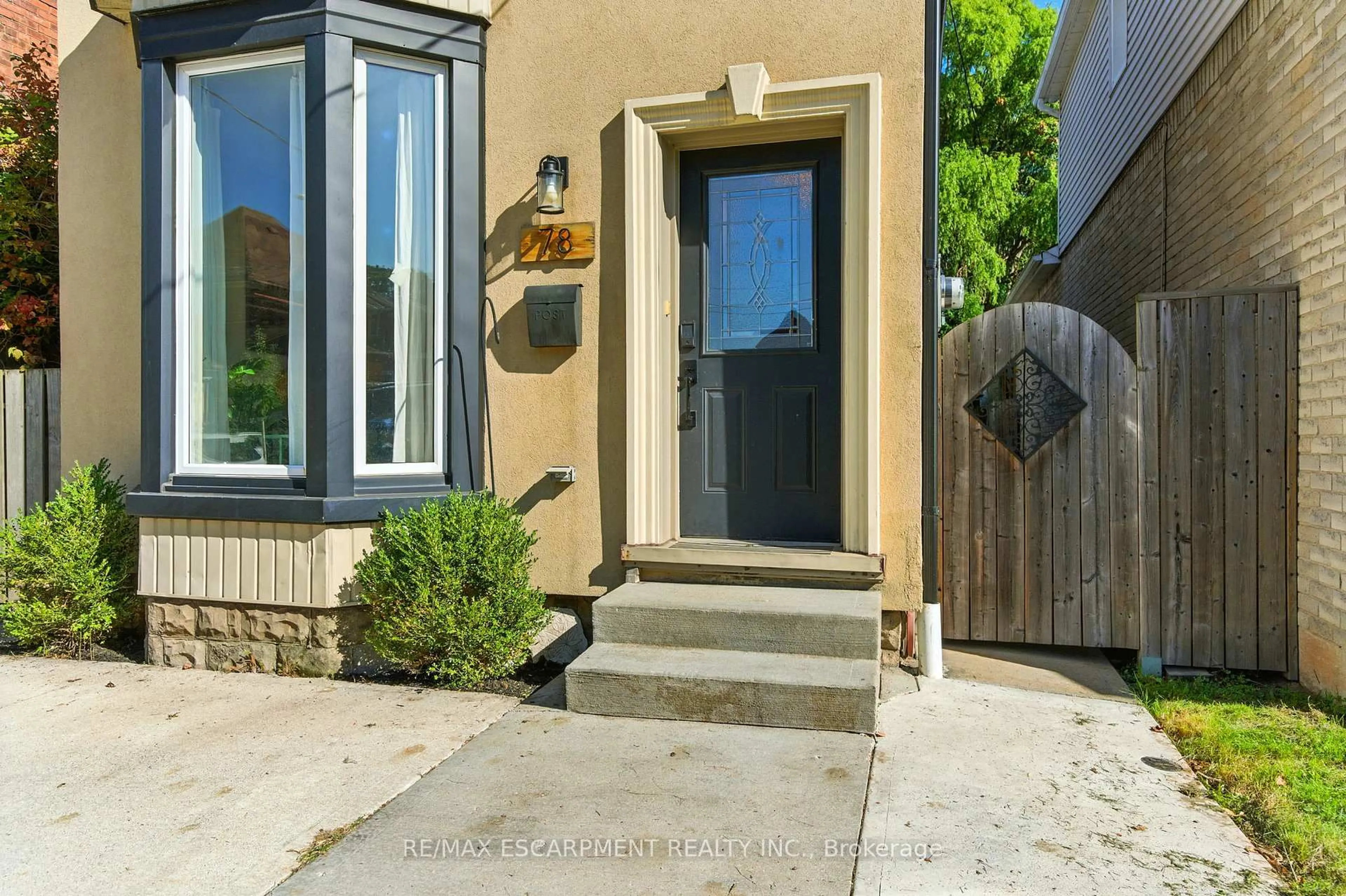 Indoor entryway for 78 OAK Ave, Hamilton Ontario L8L 5M8