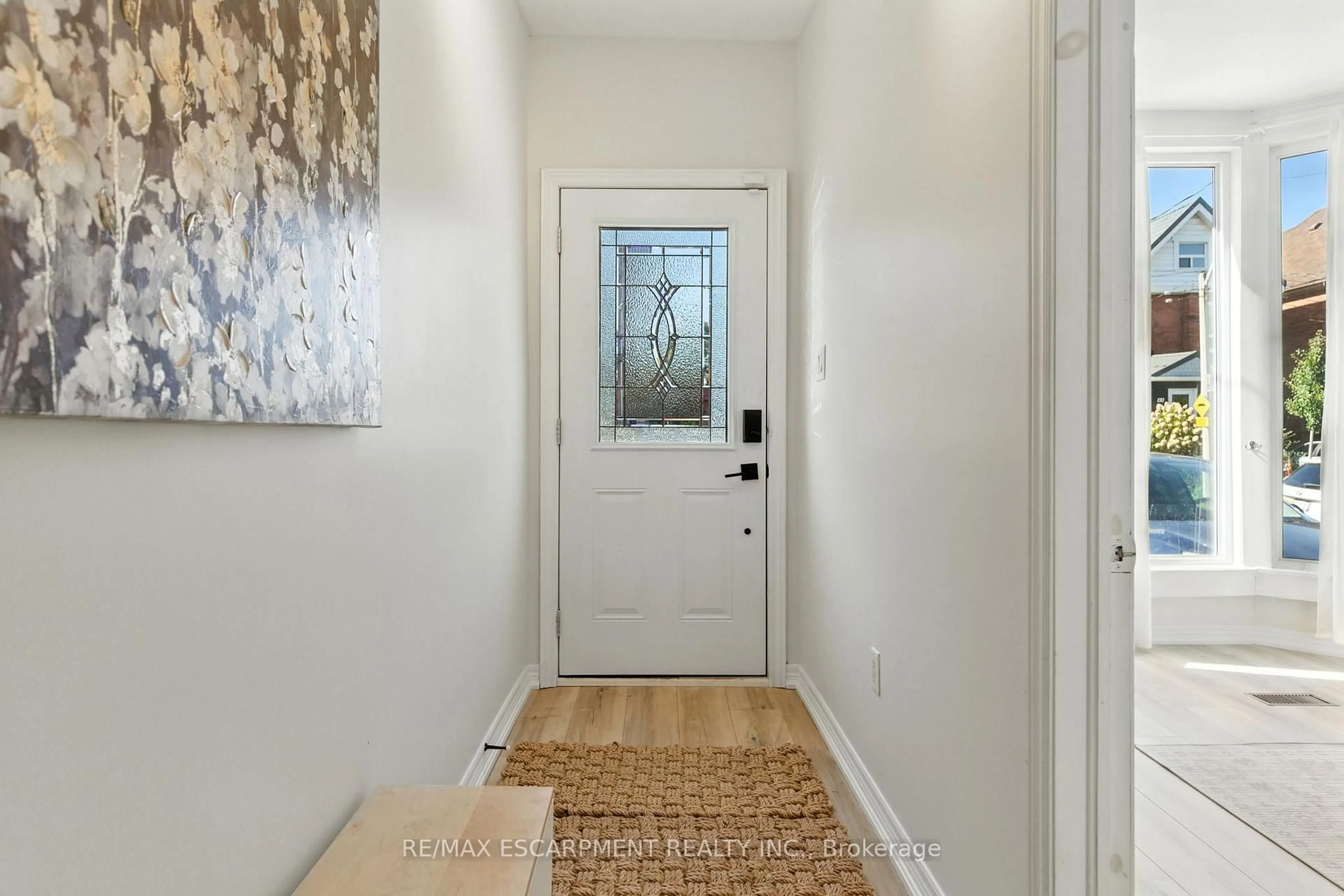 Indoor entryway for 78 OAK Ave, Hamilton Ontario L8L 5M8