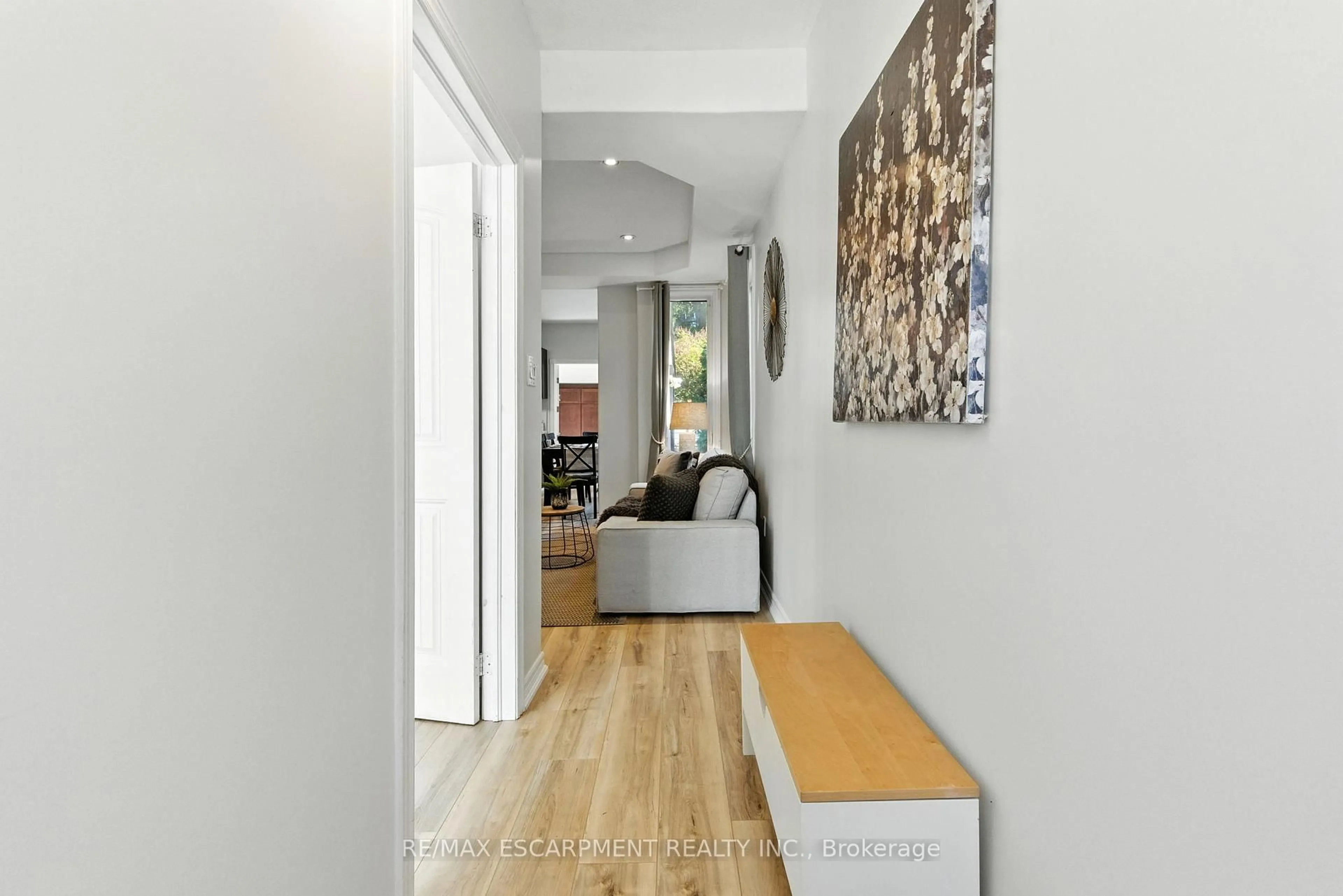 Indoor entryway for 78 OAK Ave, Hamilton Ontario L8L 5M8
