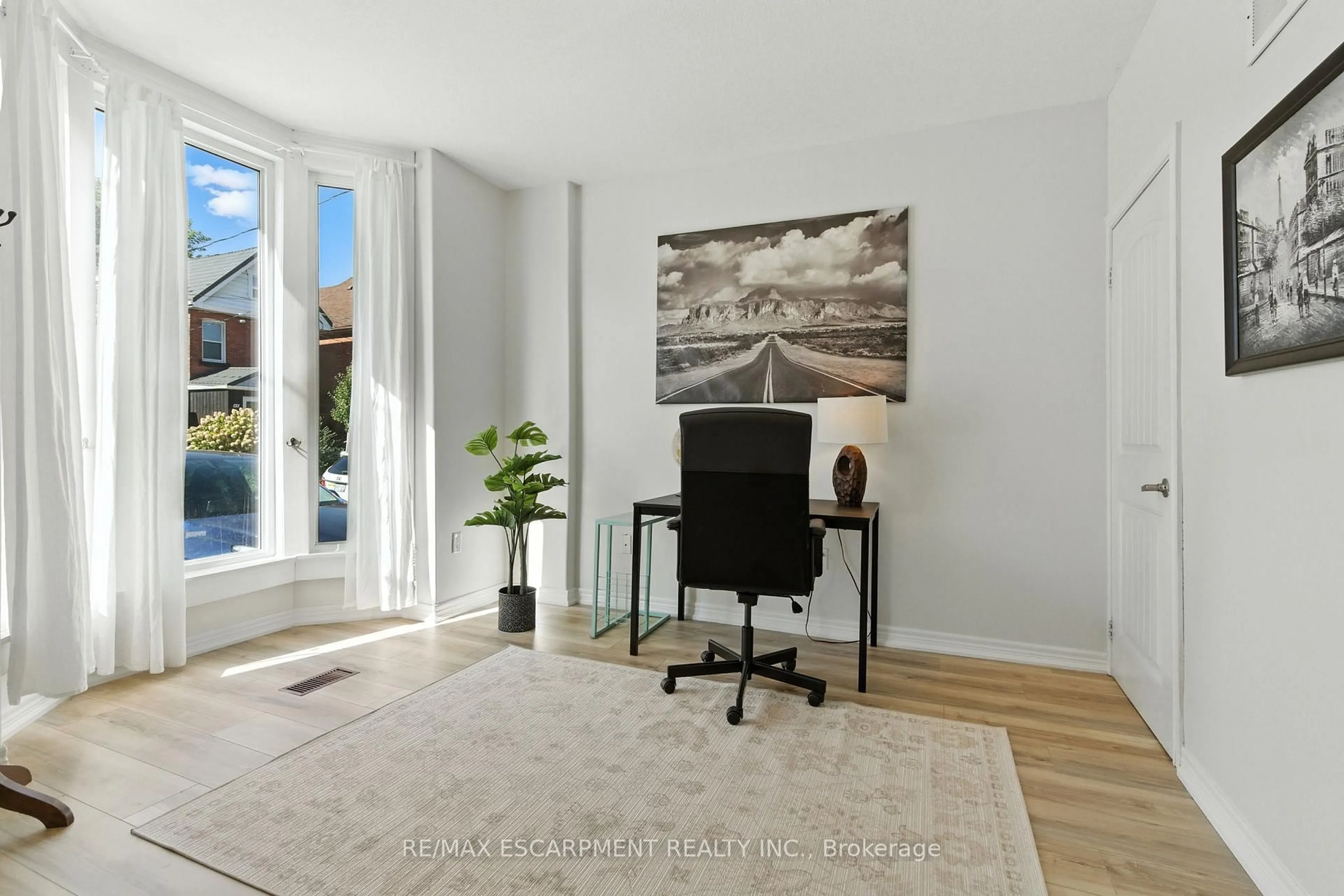 A pic of a room for 78 OAK Ave, Hamilton Ontario L8L 5M8