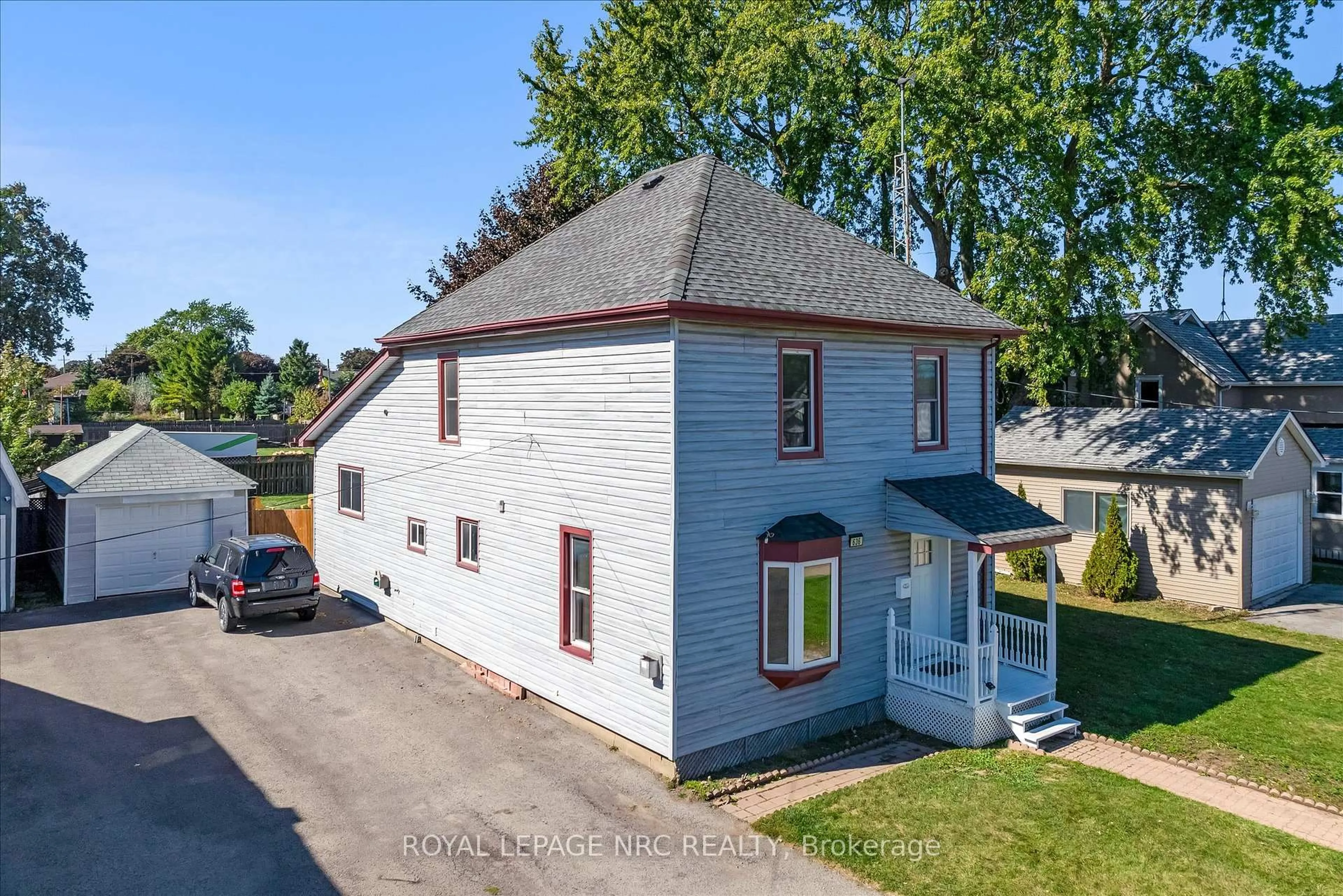 A pic from outside/outdoor area/front of a property/back of a property/a pic from drone, street for 636 Elm St, Port Colborne Ontario L3K 4P8