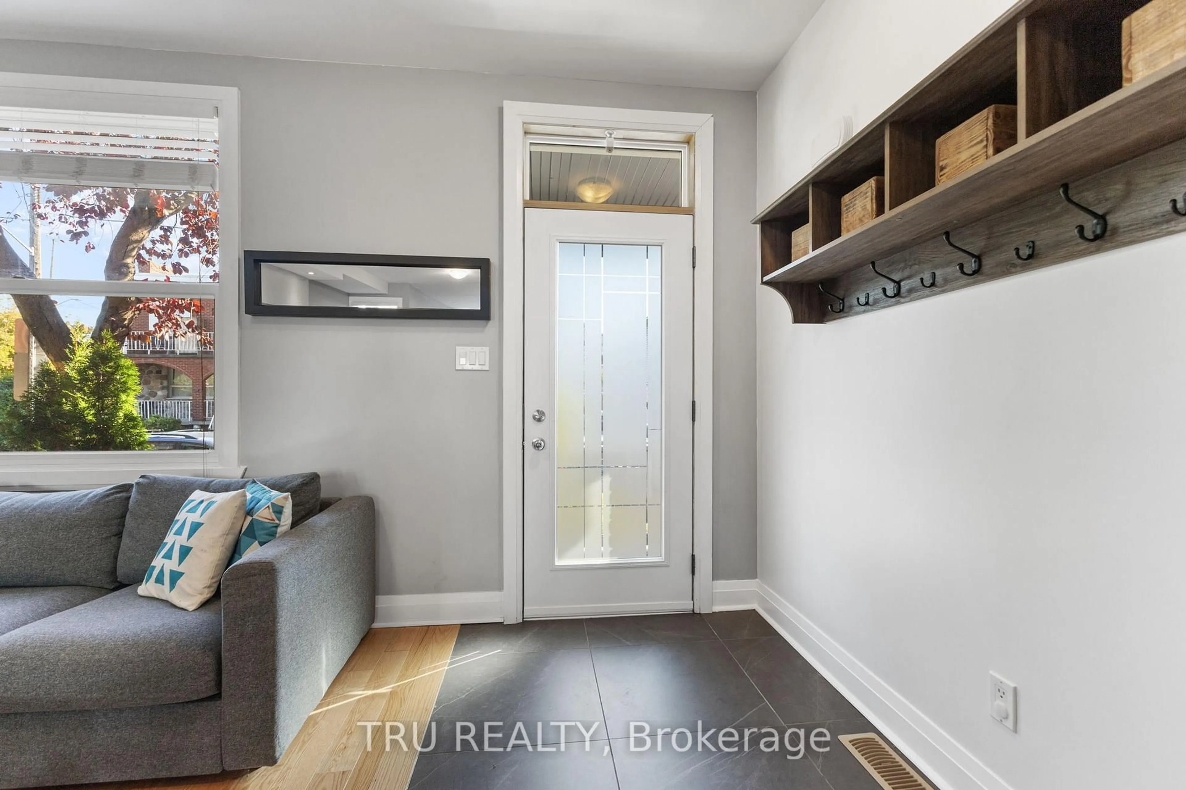 Indoor entryway for 168 Arthur St, Ottawa Ontario K1R 7C4