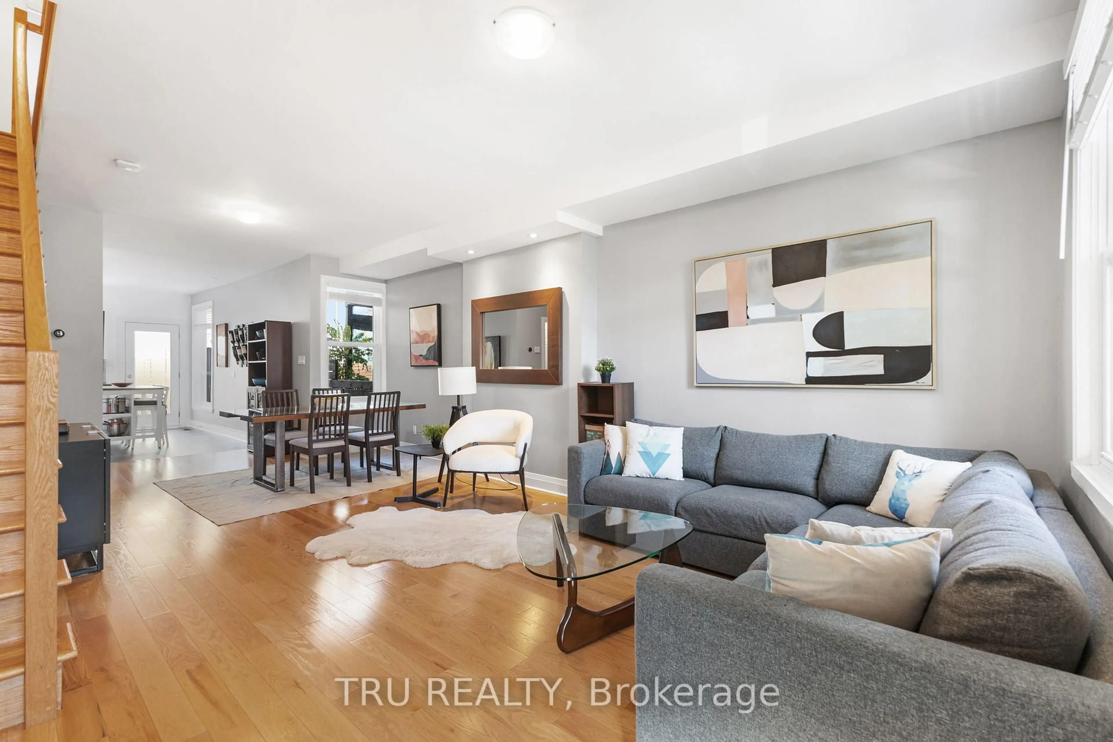 Living room with furniture, unknown for 168 Arthur St, Ottawa Ontario K1R 7C4