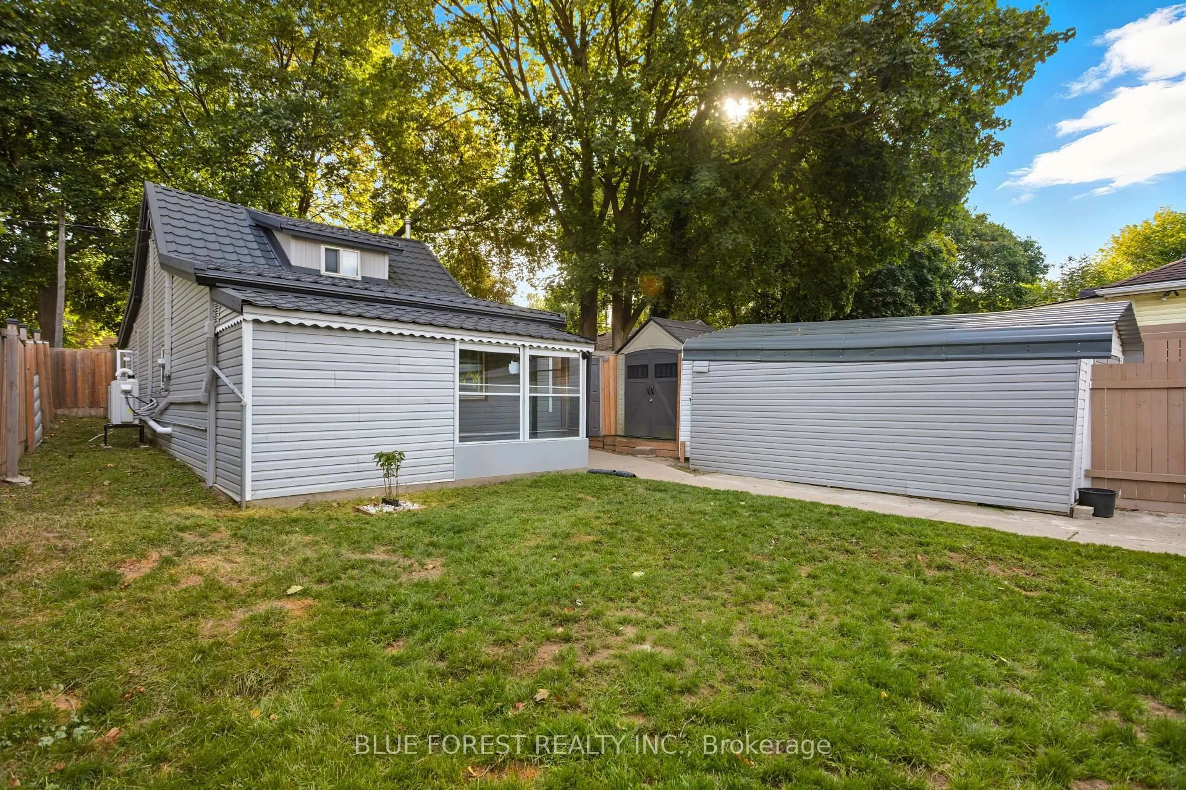 A pic from outside/outdoor area/front of a property/back of a property/a pic from drone, street for 88 Boullee St, London East Ontario N5Y 1T6