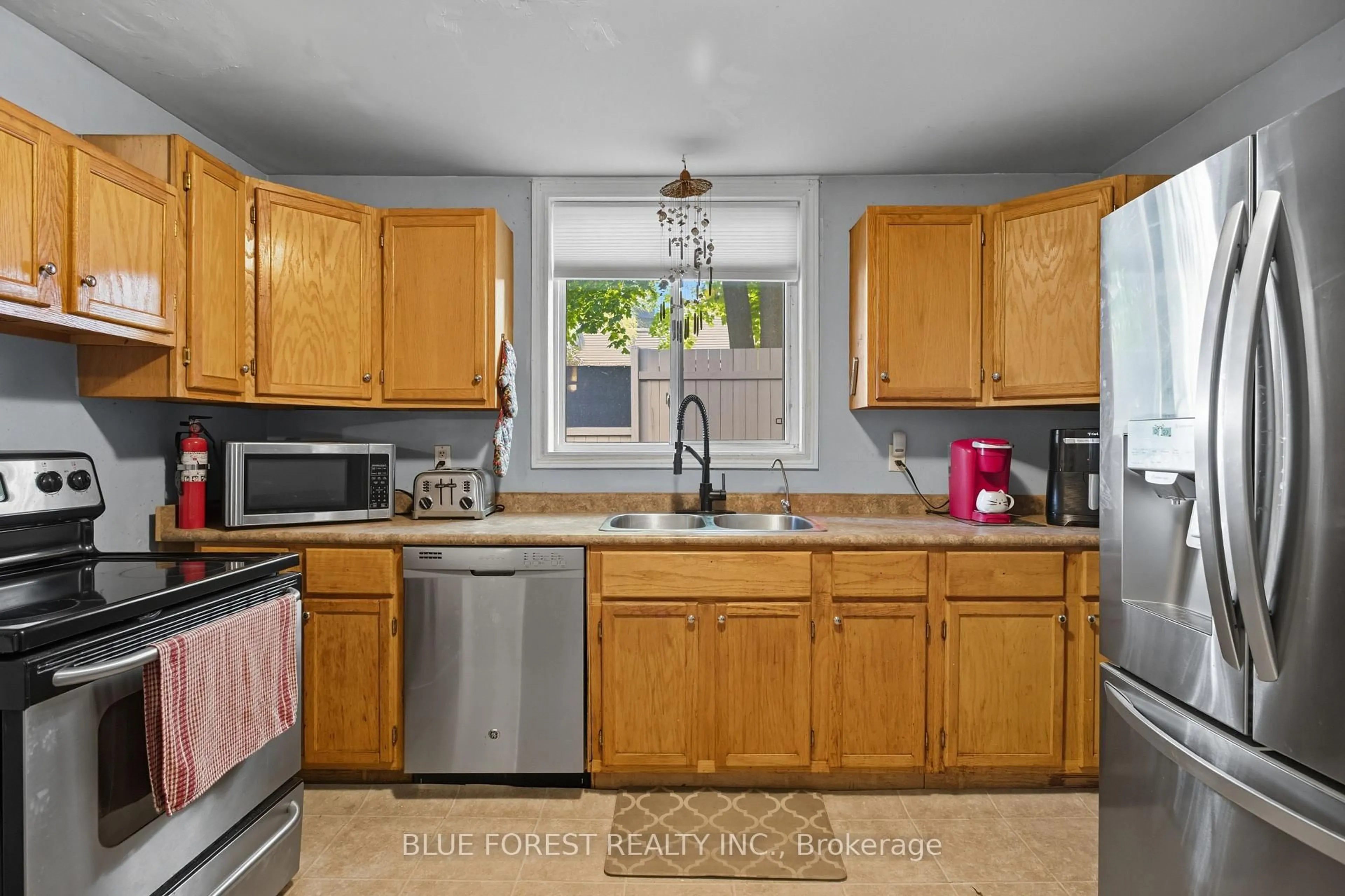 Standard kitchen, unknown for 88 Boullee St, London East Ontario N5Y 1T6