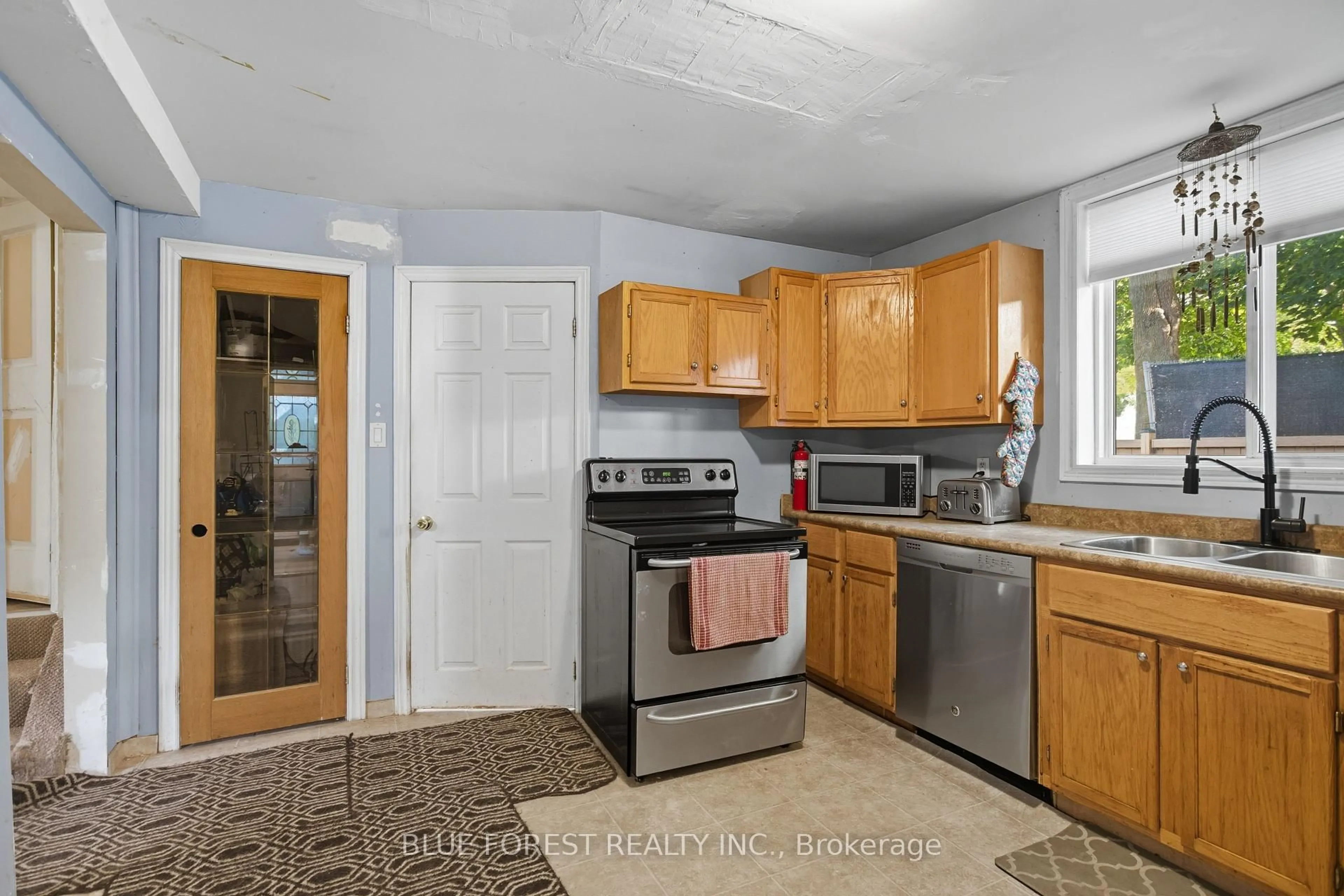 Standard kitchen, unknown for 88 Boullee St, London East Ontario N5Y 1T6