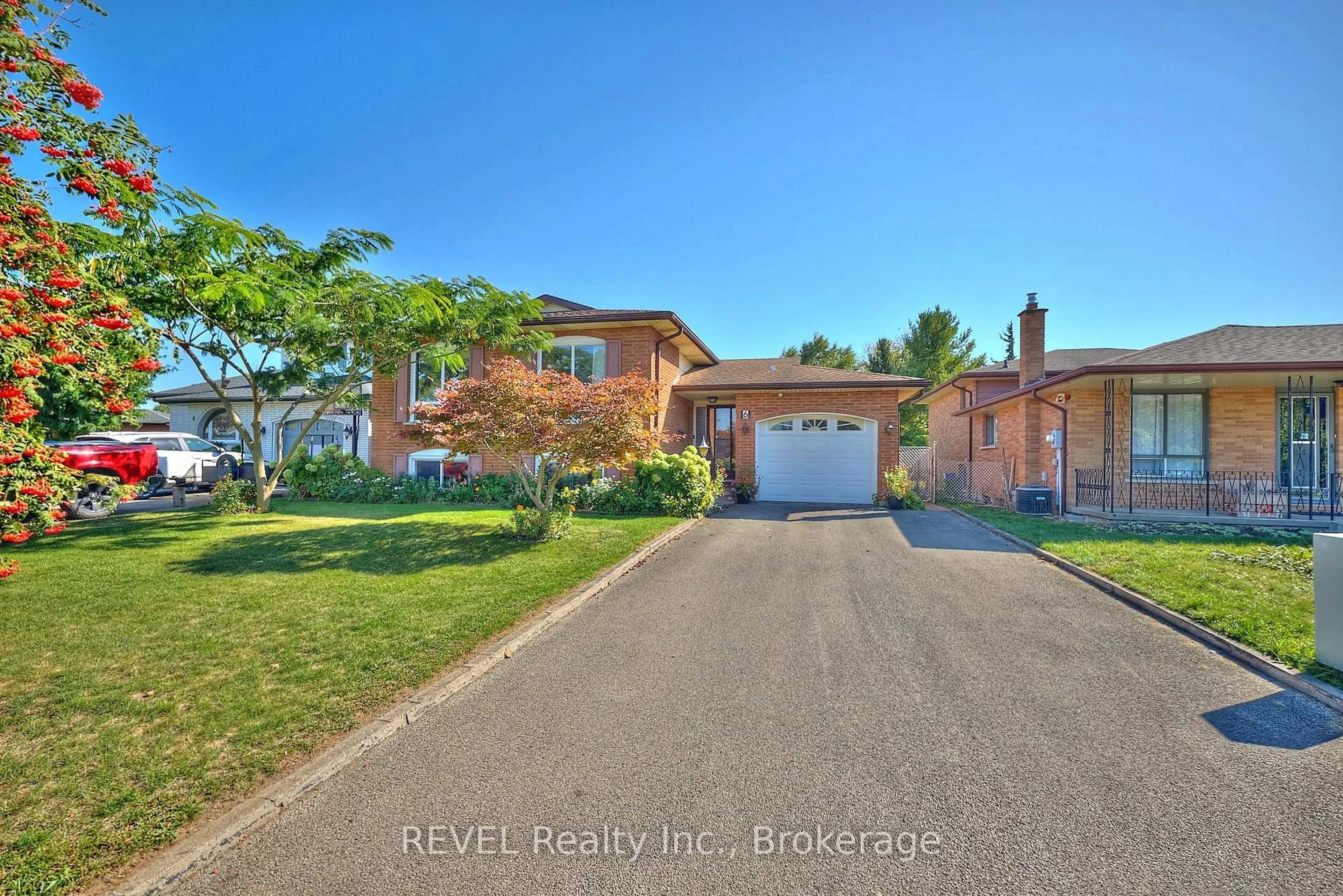 A pic from outside/outdoor area/front of a property/back of a property/a pic from drone, street for 6 Charleen Circ, St. Catharines Ontario L2M 7G6