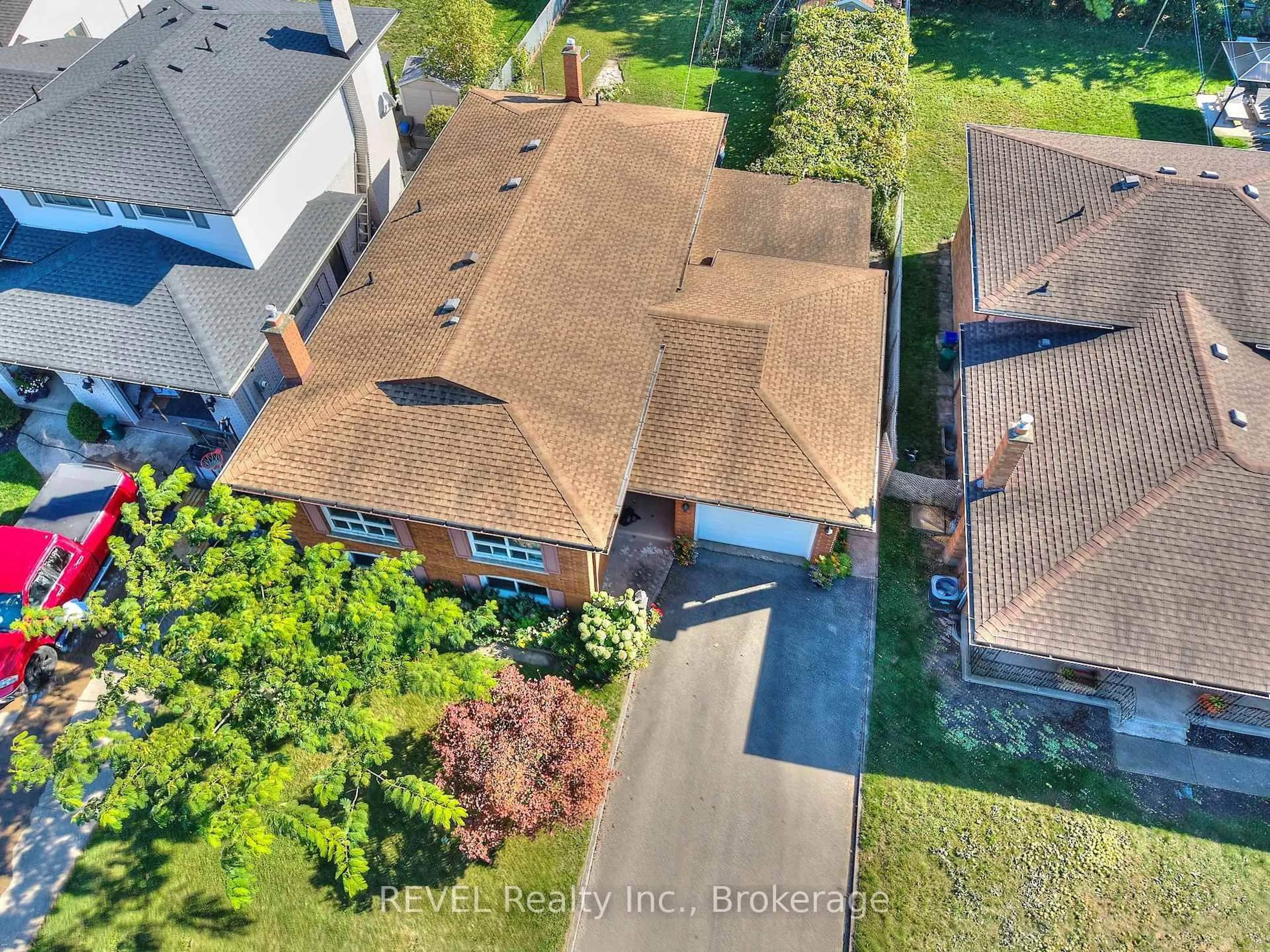 A pic from outside/outdoor area/front of a property/back of a property/a pic from drone, street for 6 Charleen Circ, St. Catharines Ontario L2M 7G6