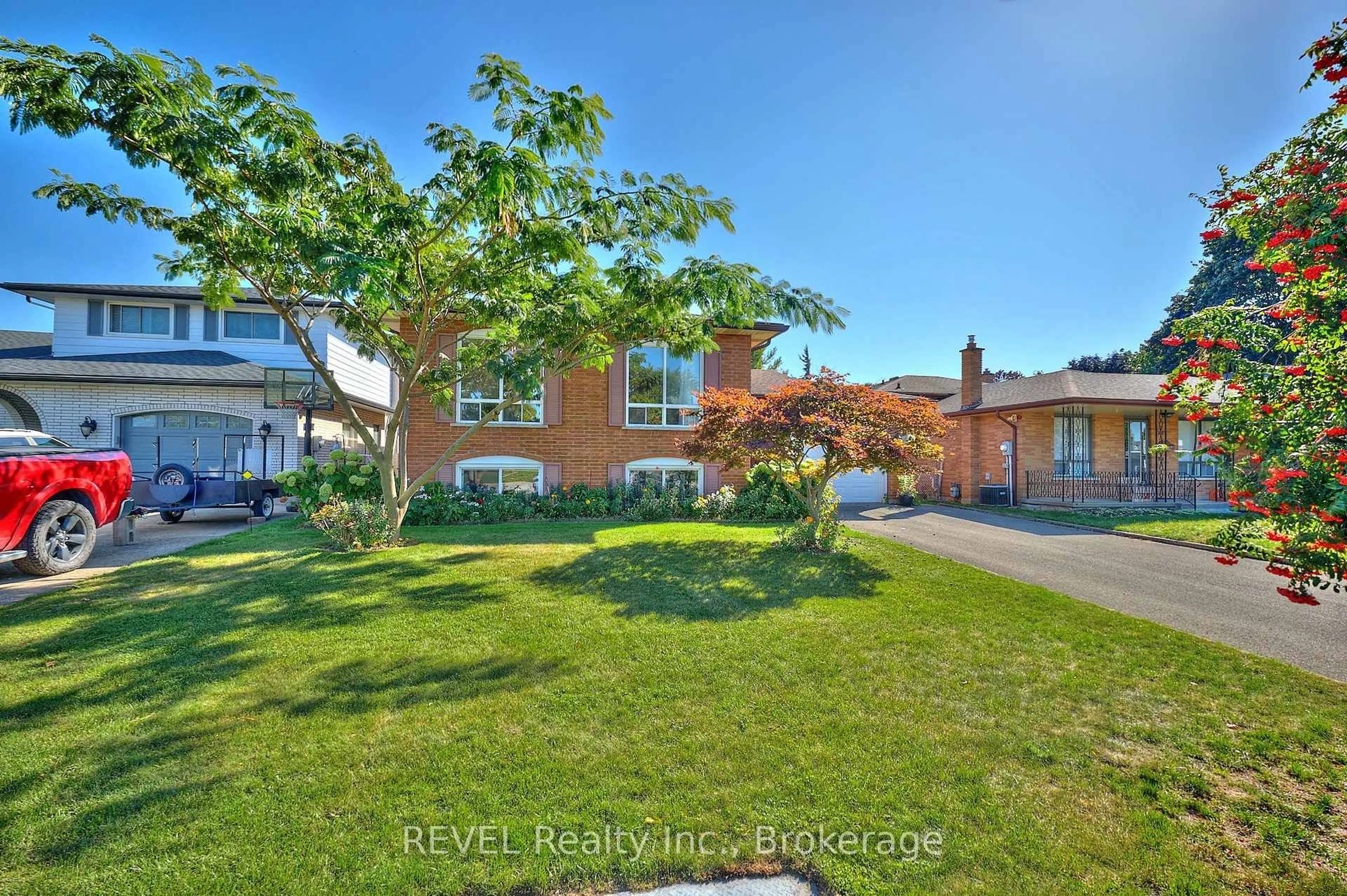 A pic from outside/outdoor area/front of a property/back of a property/a pic from drone, street for 6 Charleen Circ, St. Catharines Ontario L2M 7G6